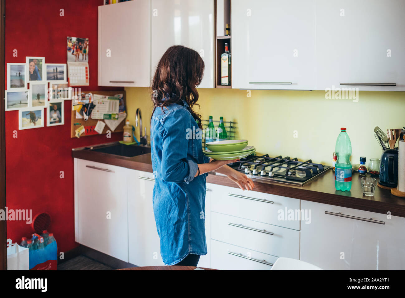Junge Frau Kochen in der Küche zu Hause - Vorbereitung, Zweisamkeit, Teamarbeit Konzept Stockfoto