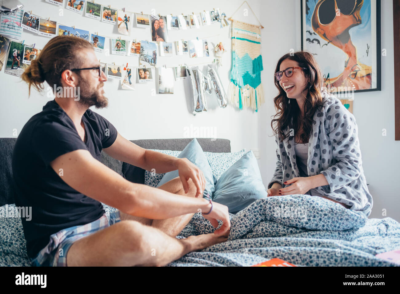 Junge glückliches Paar spielen Lachen auf dem Bett indoor home Lachen - Glück, Harmonie, kleben Konzept Stockfoto
