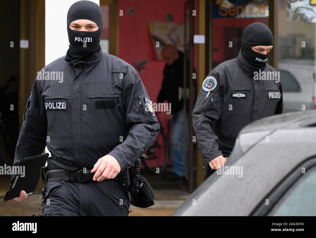 19 November 2019, Schleswig-Holstein, Lübeck: Während einer Suche auf Verdacht einer Straftat bedrohen den Staat, Polizisten zu Fuß über ein Stück Land. Spezielle Polizei gesucht hatten ein Gebäude auf Verdacht, dass eine schwere Straftat gegen den Staat geplant werden könnte. Obwohl vermutet, keine Waffen wurden während der Suche gefunden, die nach Angaben der Staatsanwaltschaft Flensburg. Foto: Rainer Jensen/dpa Stockfoto