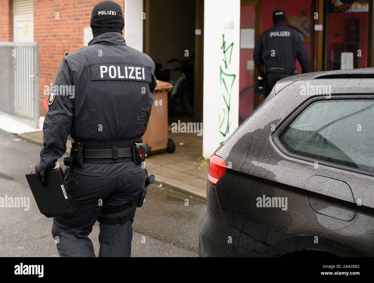 19 November 2019, Schleswig-Holstein, Lübeck: Während einer Suche auf Verdacht einer Straftat bedrohen den Staat, Polizisten zu Fuß über ein Stück Land. Spezielle Polizei gesucht hatten ein Gebäude auf Verdacht, dass eine schwere Straftat gegen den Staat geplant werden könnte. Obwohl vermutet, keine Waffen wurden während der Suche gefunden, die nach Angaben der Staatsanwaltschaft Flensburg. Foto: Rainer Jensen/dpa - ACHTUNG: Hausnummer war pixelated Stockfoto
