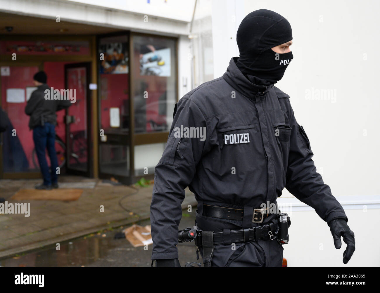 19 November 2019, Schleswig-Holstein, Lübeck: Während einer Suche auf Verdacht einer Straftat bedrohen den Staat, Polizisten zu Fuß über ein Stück Land. Spezielle Polizei gesucht hatten ein Gebäude auf Verdacht, dass eine schwere Straftat gegen den Staat geplant werden könnte. Obwohl vermutet, keine Waffen wurden während der Suche gefunden, die nach Angaben der Staatsanwaltschaft Flensburg. Foto: Rainer Jensen/dpa Stockfoto