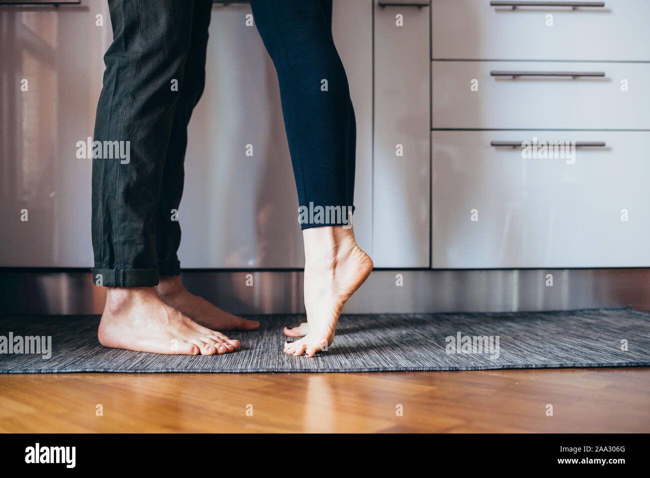 In der Nähe der Beine des Küssens Paar Indoor zu Hause - Romantik, Beziehung, in der Liebe Konzept Stockfoto