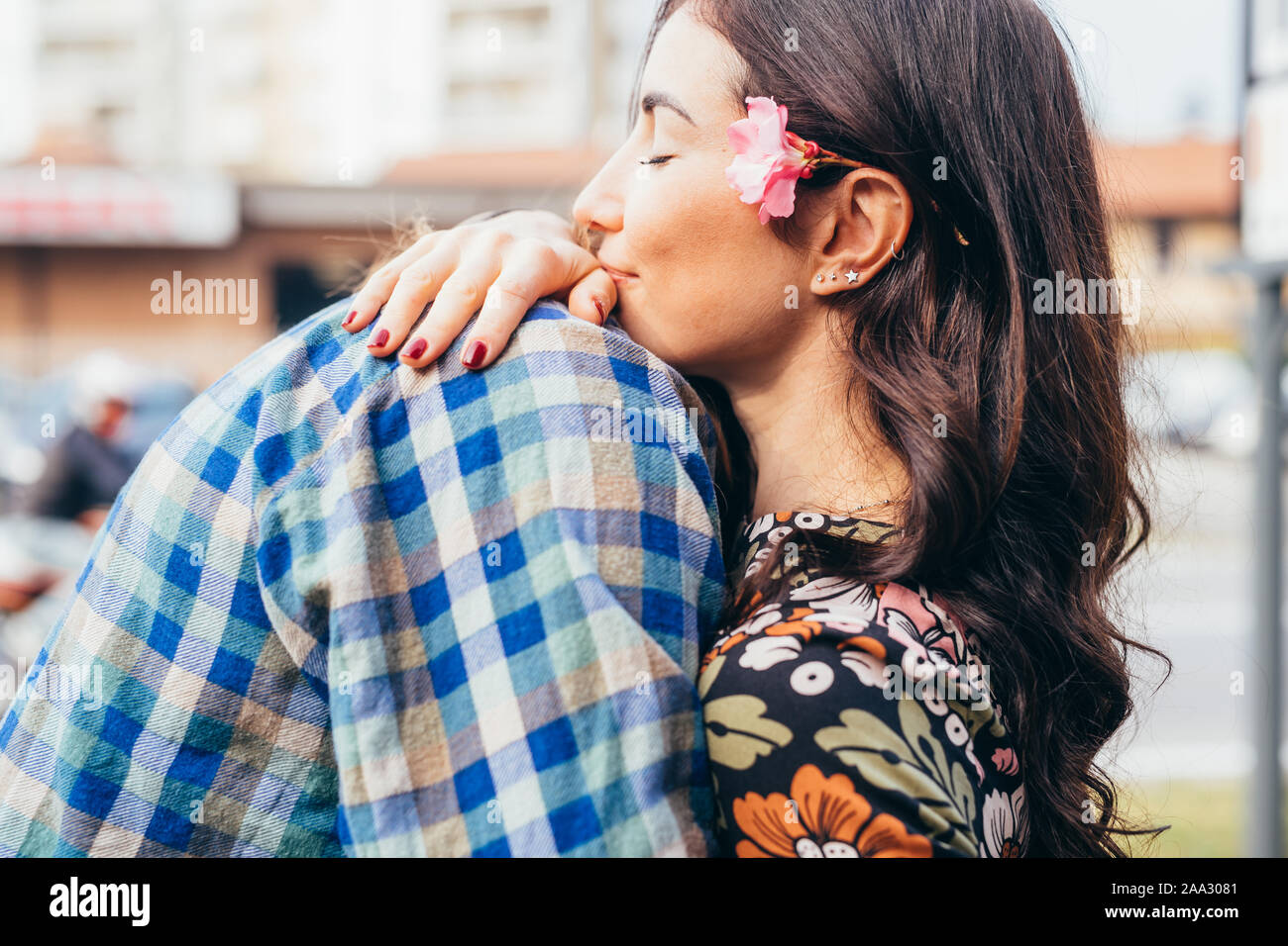 Junge schöne glückliche Paar outdoor umarmen - Liebe, Kleben, Romanze Konzept Stockfoto