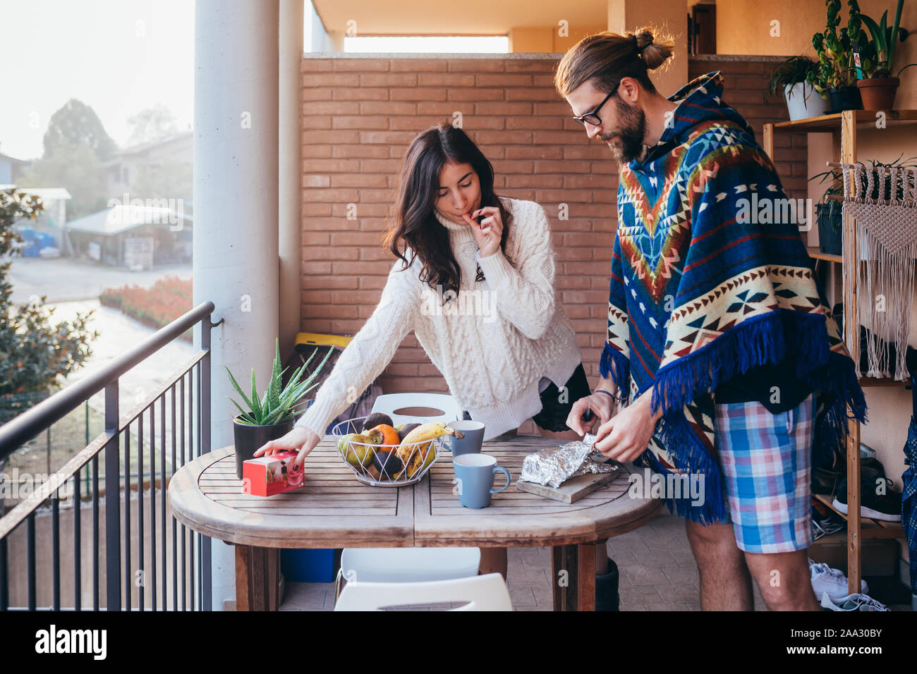 Junges Paar zu Hause Terrasse frühstücken - Zusammengehörigkeit, Erholung, zärtlich Konzept Stockfoto