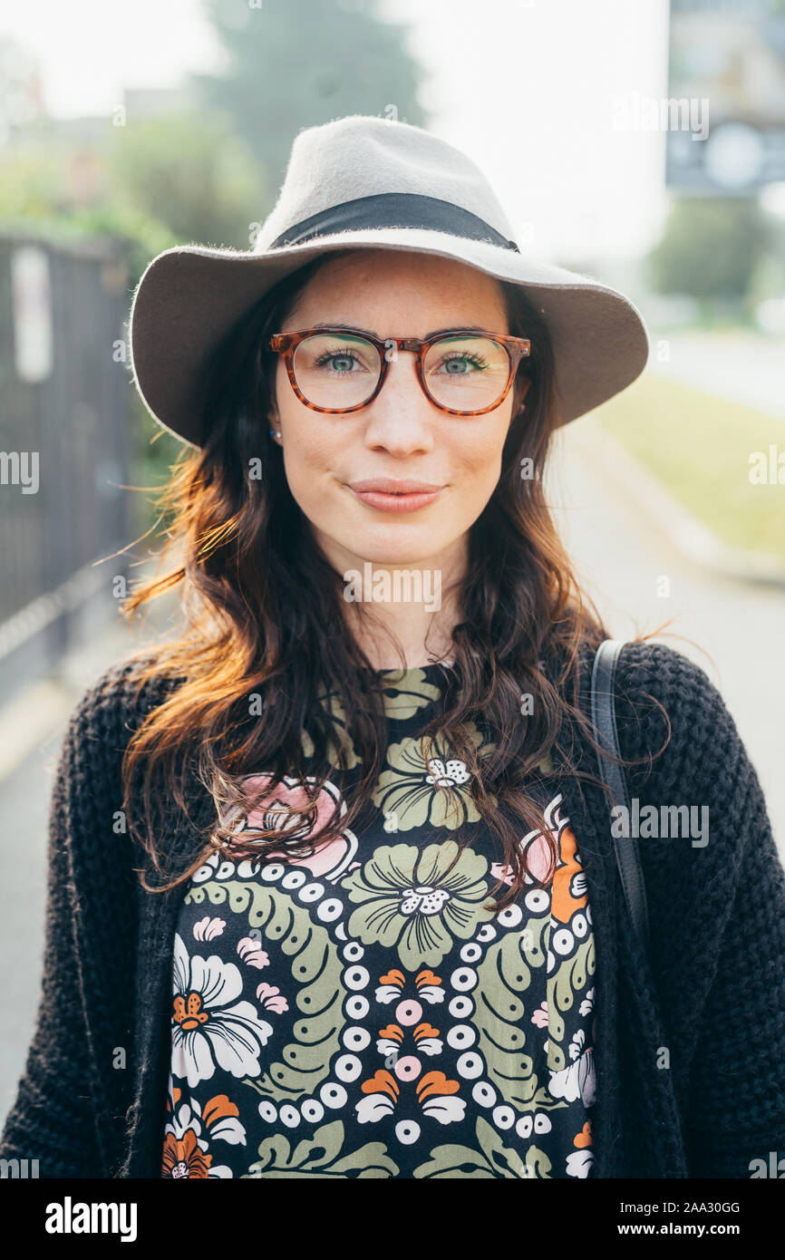 Portrait junge schöne Frau outdoor posing Suche Kamera - Heiter, unbeschwert und positiv Stockfoto