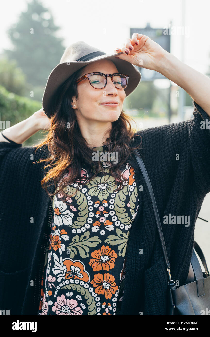 Portrait junge schöne Frau outdoor posing Suche Kamera - Heiter, unbeschwert und positiv Stockfoto