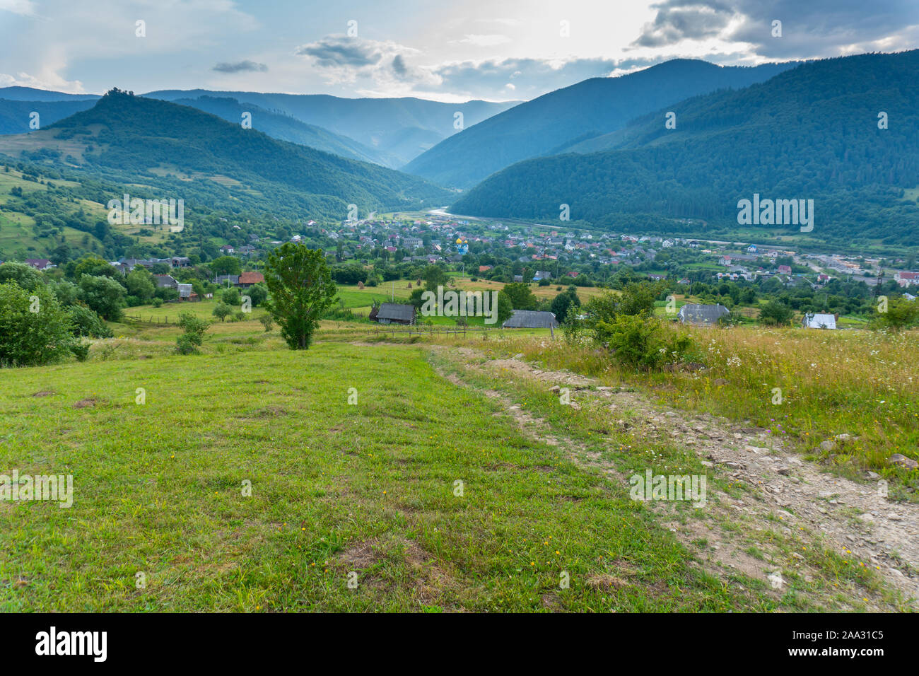 Blick auf das Tal mit kleinen und grossen Berge viallage Stockfoto Blick auf das Tal mit kleinen und grossen Berge viallage Stockfoto