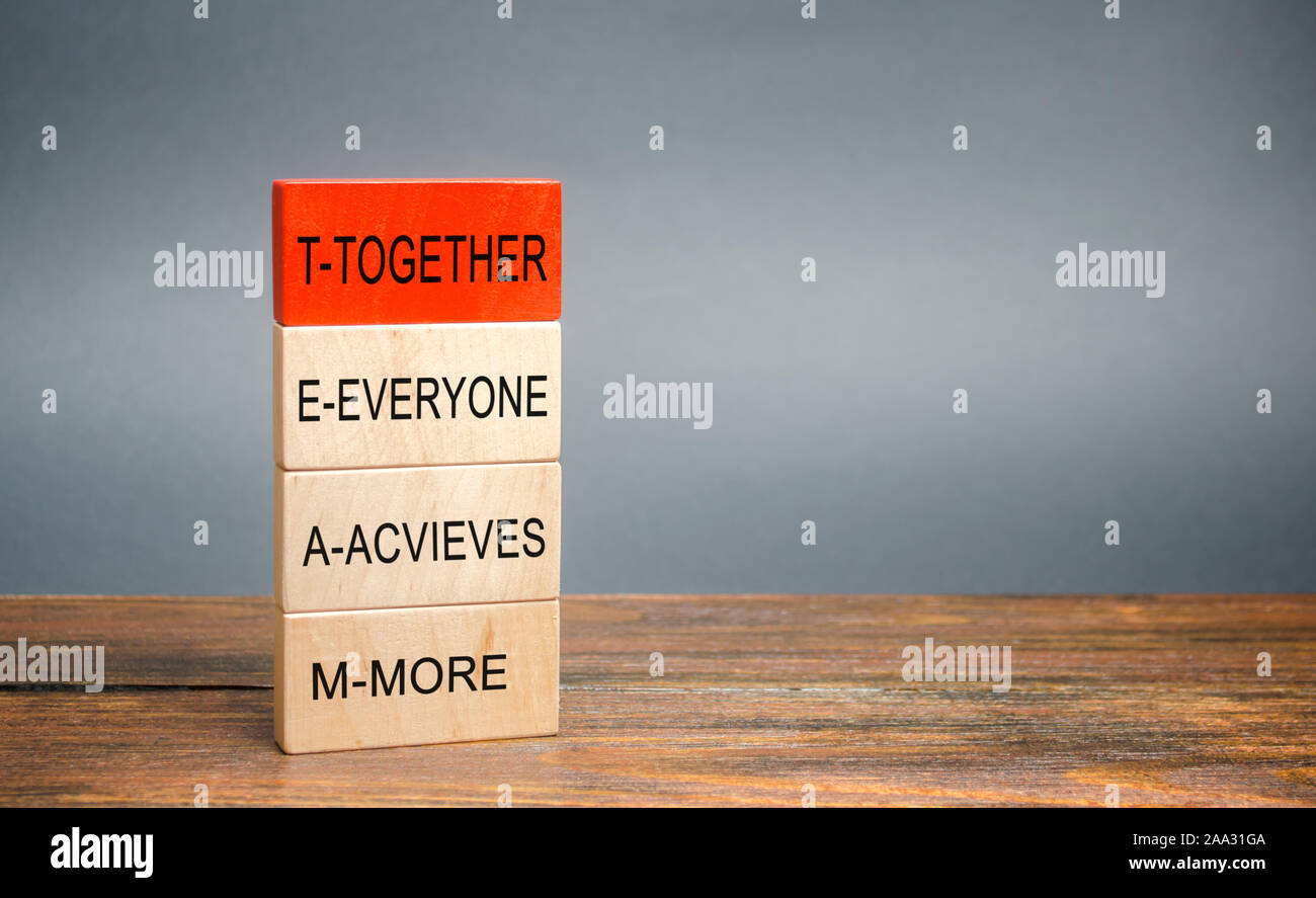 Holzblöcke mit dem Wort zusammen, Jeder, erreicht, mehr. Teamarbeit und team konzept. Gemeinschaft, Unterstützung, Partnerschaft. Zu einem gemeinsamen Ziel. C Stockfoto