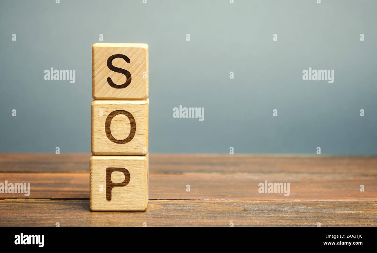 Holzblöcke mit dem Wort SOP (Standard Operating Procedure). Anweisungen Mitarbeiter in komplexen Routinearbeiten zu unterstützen. Business Konzept Stockfoto