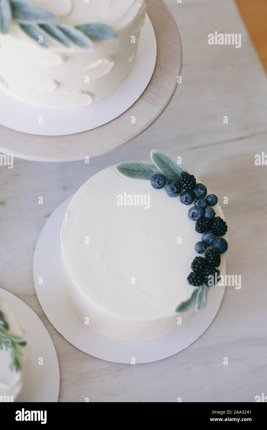 Nahaufnahme einer Kuchen mit buttercream Vereisung und Pfirsich Dekoration Stockfoto