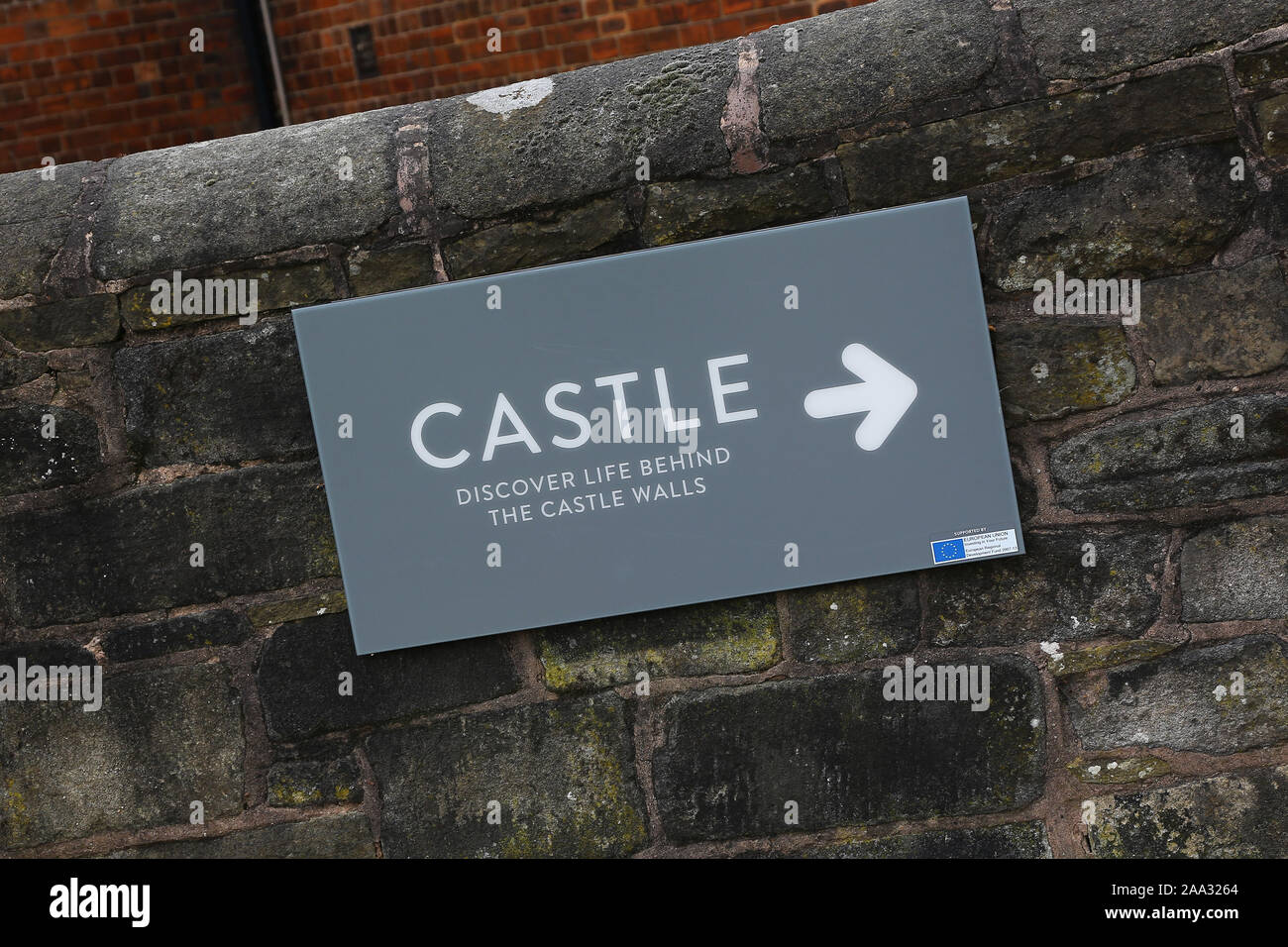 Ein Schild an der Burg von Bolsover Castle, Derbyshire, England, Großbritannien Stockfoto