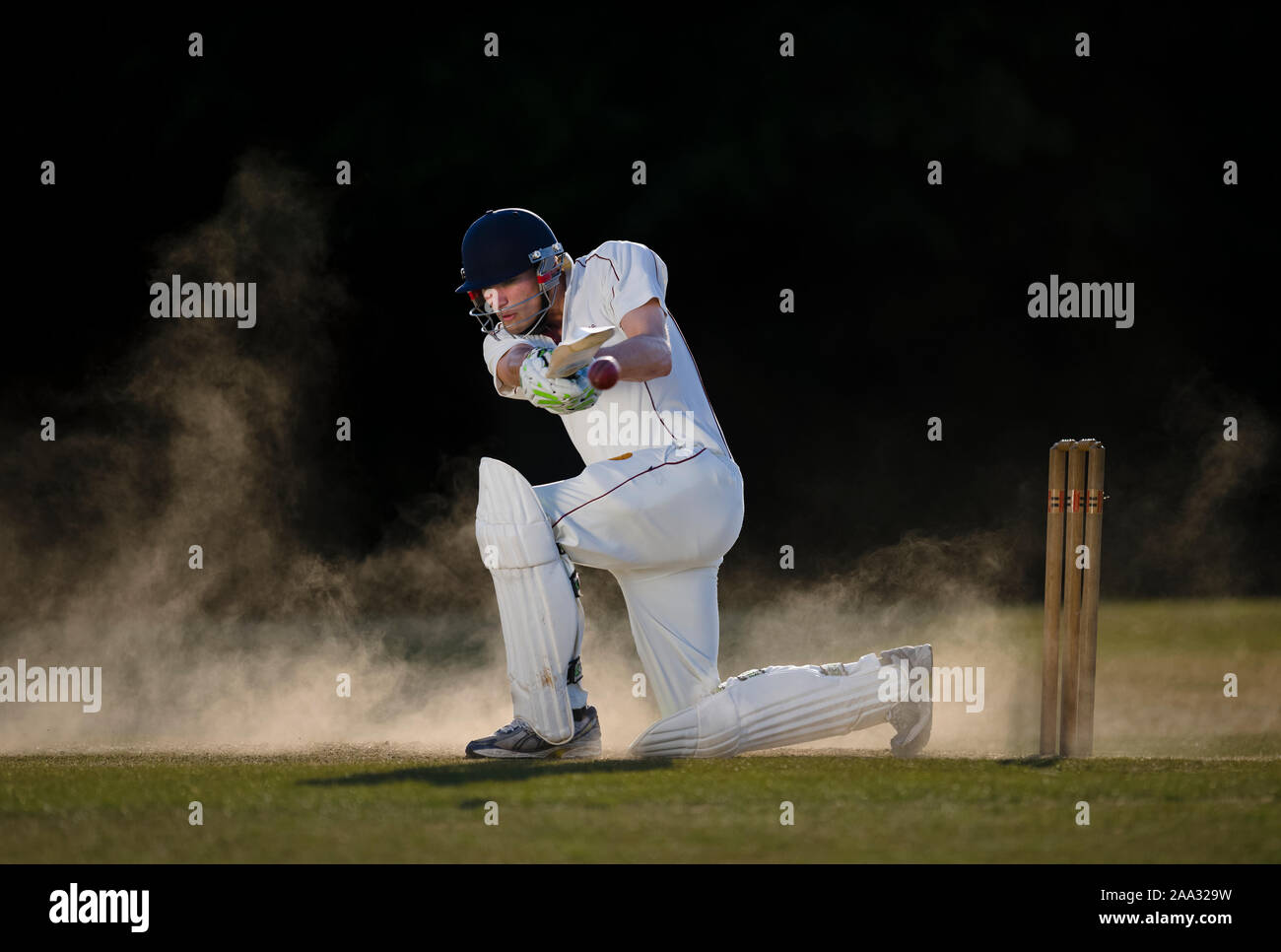 Kricket batsman Simon eilte Spielen sweep Schuß auf trockenen, staubigen Wicket - Dorset - England. Model Released für kommerzielle und redaktionelle Verwendung. Stockfoto