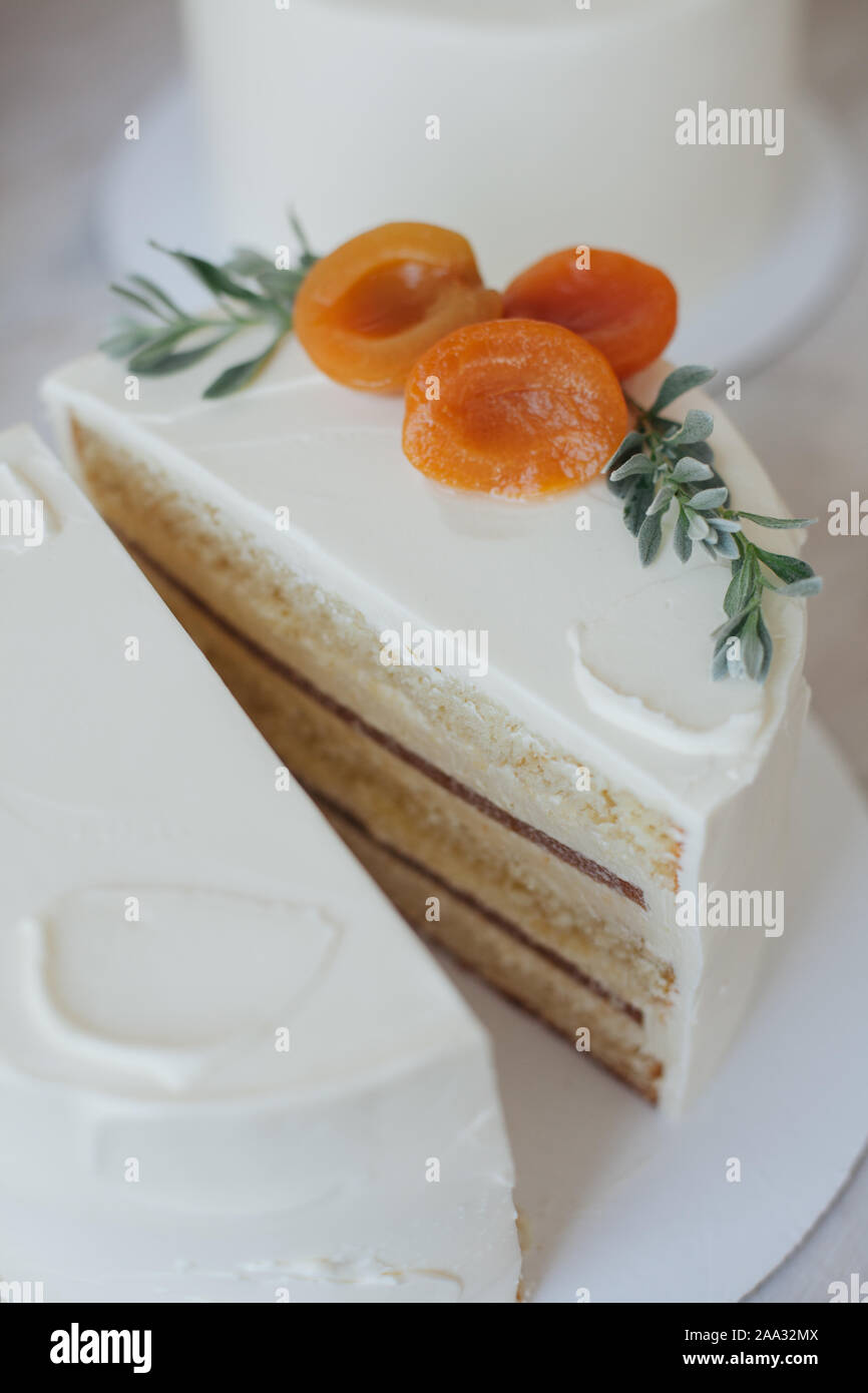 Kuchen mit buttercream Vereisung und Pfirsiche Stockfoto