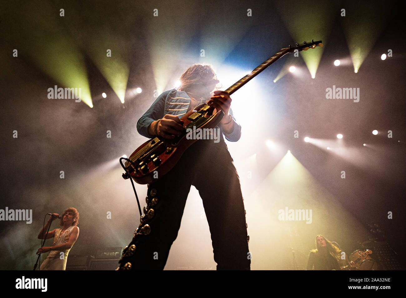 Kopenhagen, Dänemark. Nov, 2019 18. Die US-amerikanische Rockband Greta Van Flotte führt ein Live Konzert in KB Hallen in Frederiksberg. Hier Gitarrist Jake Kiszka ist live auf der Bühne gesehen. (Foto: Gonzales Foto/Peter Troest/Alamy Live News). Stockfoto