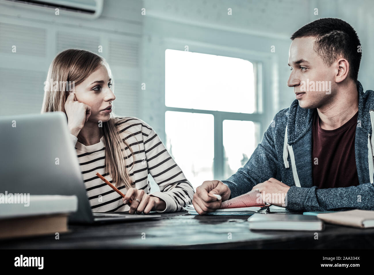 Angenehmes nettes Paar zusammen zu Hause studieren Stockfoto