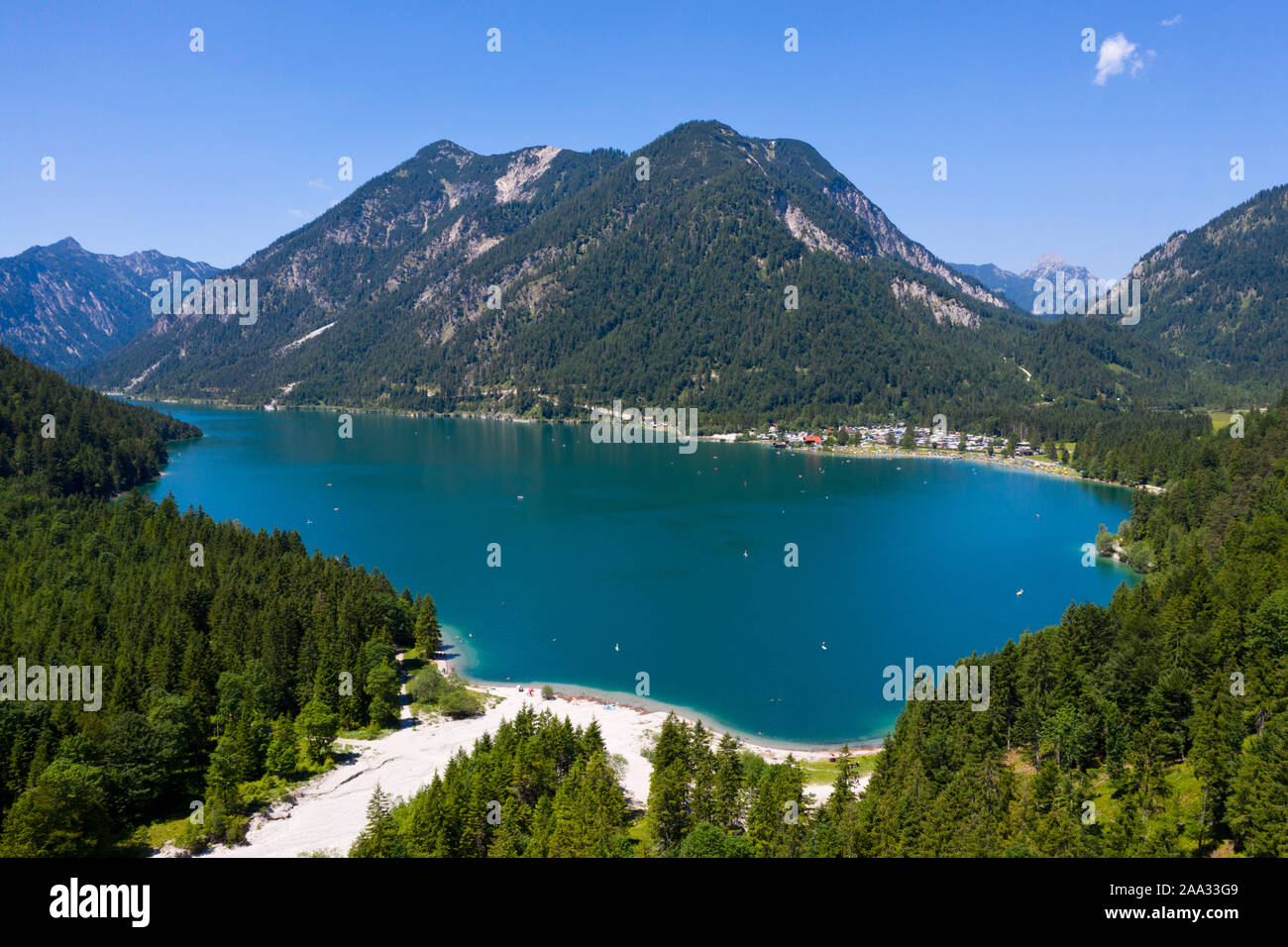 Plansee Blick nach Westen zu Soldatenkoepfle und Hochjoch im Hintergrund, Tirol, Österreich Stockfoto