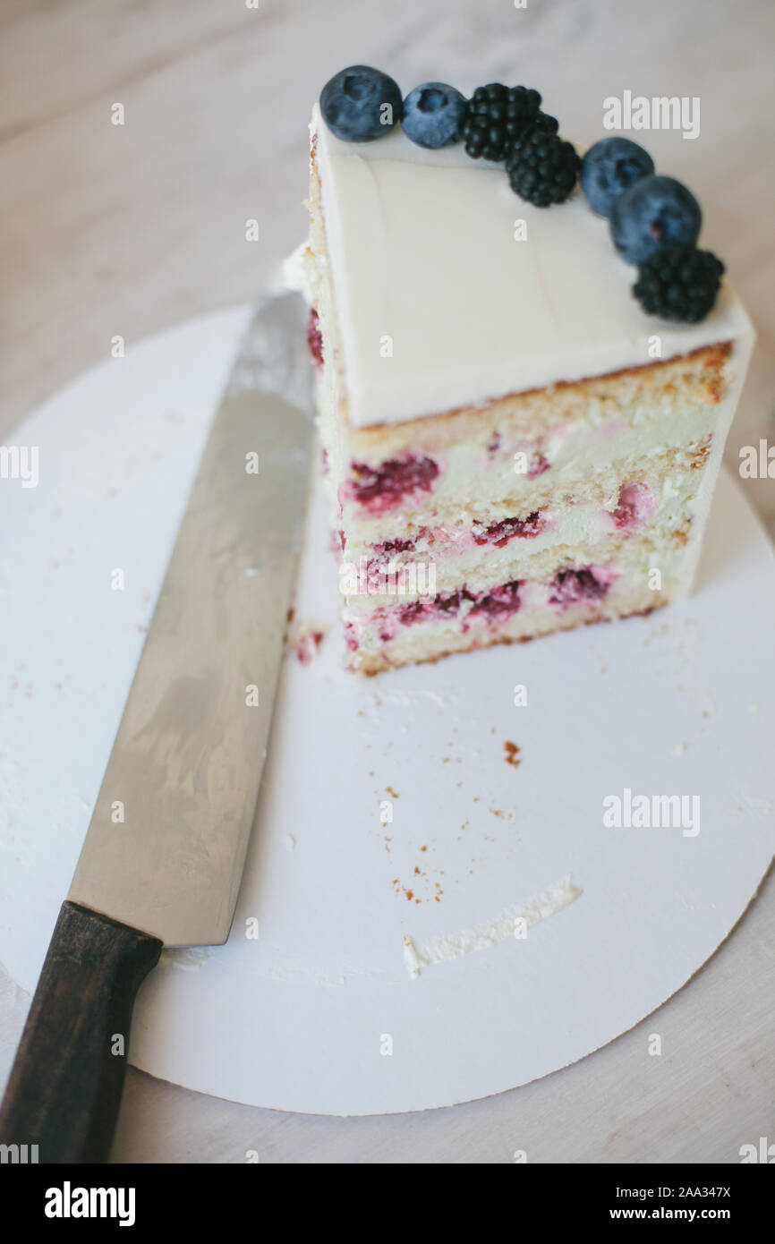 Scheibe von Himbeere und Cream Cheese Cake neben einem Messer Stockfoto