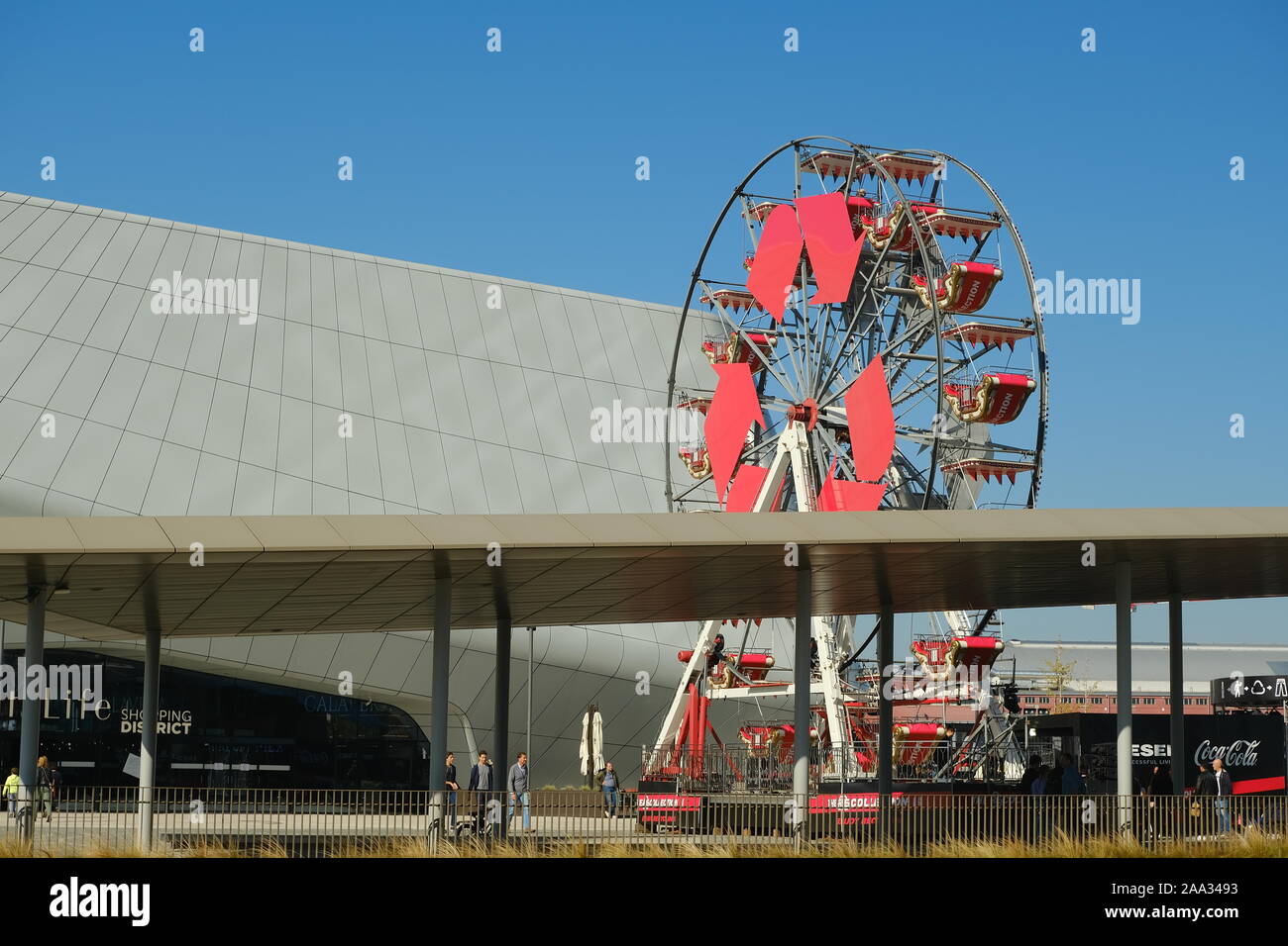 Citylife Mailand, Lombardei, ca. 10/2019. Riesenrad mit Pfeilsymbole an den drei Citylife Towers in Mailand. Zwischen der Mall und den Wolkenkratzer Stockfoto