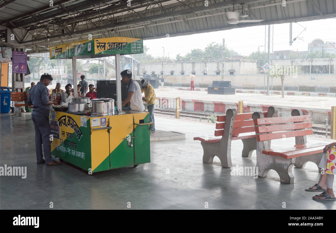 Indien, Mai 2019-Stall Lebensmittel verkaufen am Bahnhof. IRCTC (Indian Railway Catering und Touring Corporation) jetzt erlaubt den Verkauf von Speisen auf modernen Stockfoto