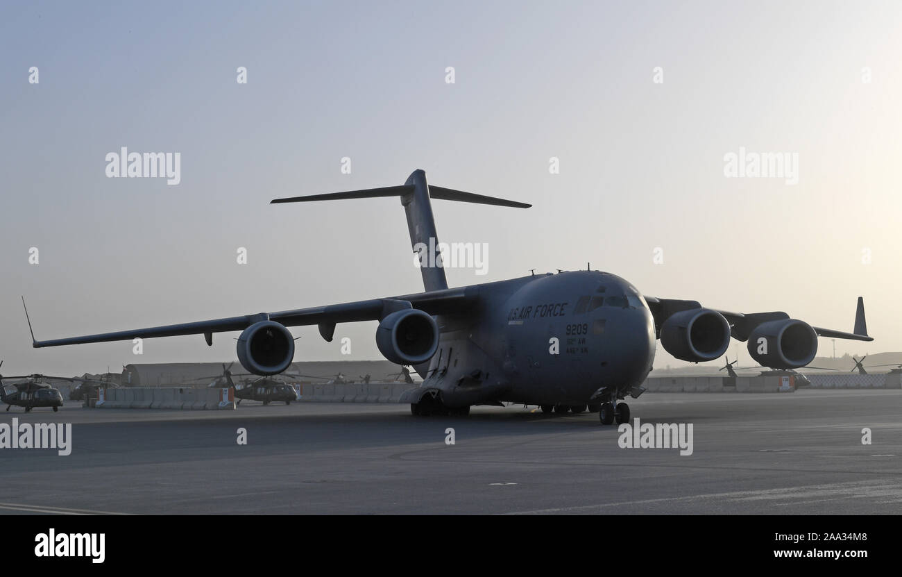 Ein US Air Force C-17 Globemaster III Taxis zu einem Parkplatz am Flugplatz Kandahar, Afghanistan, Dez. 29, 2017. Die Bemühungen um Kandahar Airfield sind für die Unterstützung der neuen Kampagne in Afghanistan. (U.S. Air Force Foto: Staff Sgt. Sean Martin) Stockfoto