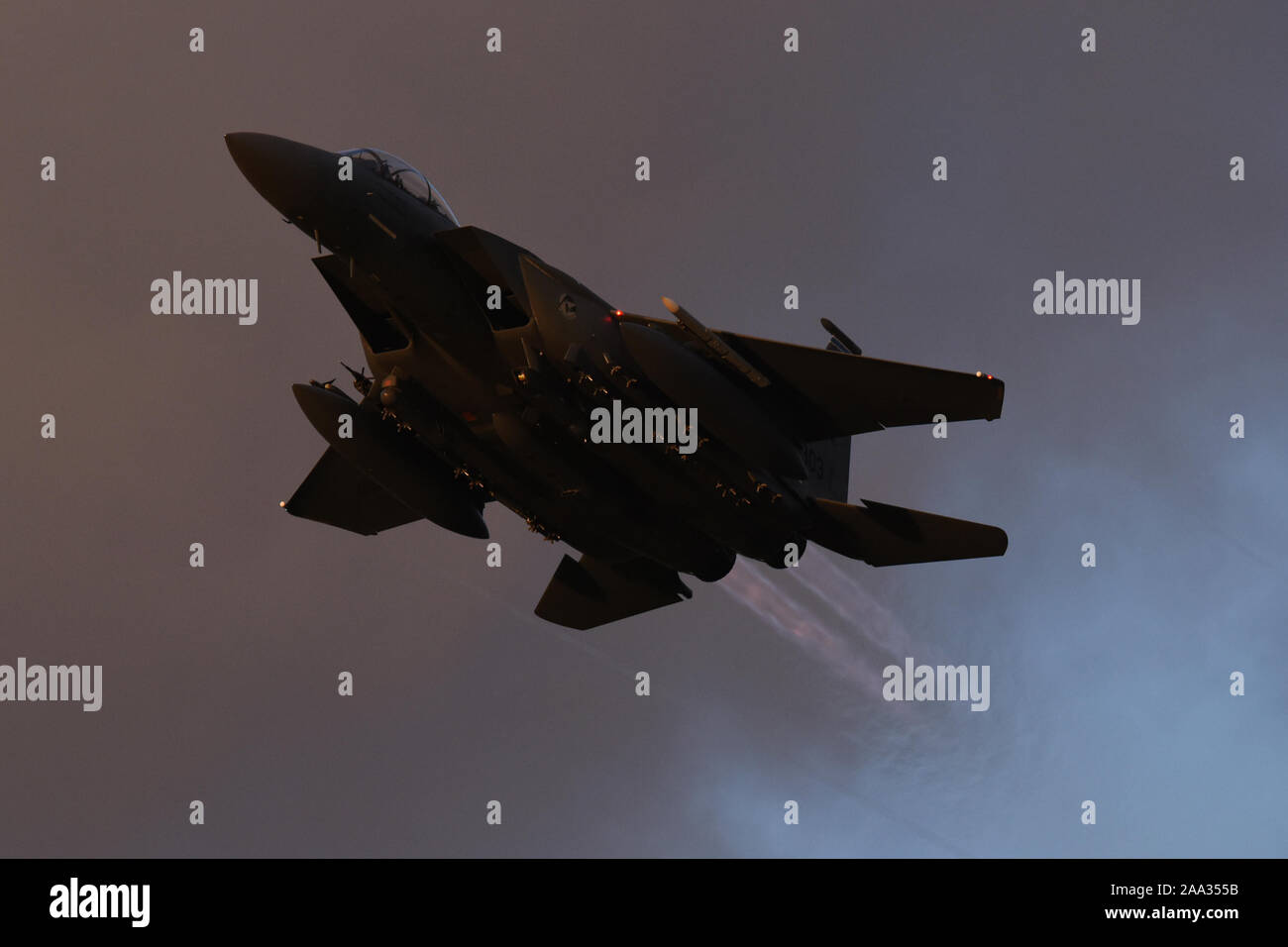 Eine F-15E Strike Eagle der 492Nd Fighter Squadron zugewiesen ist, sie an der Royal Air Force Lakenheath, England, November 14, 2019. Die 492Nd FS führt regelmäßige Schulungen für weltweit schnelle Bekämpfung airpower und Unterstützung bieten, wenn die United States Air Forces in Europa und Afrika aufgerufen. (U.S. Air Force Foto von Airman 1st Class Mikayla Whiteley) Stockfoto