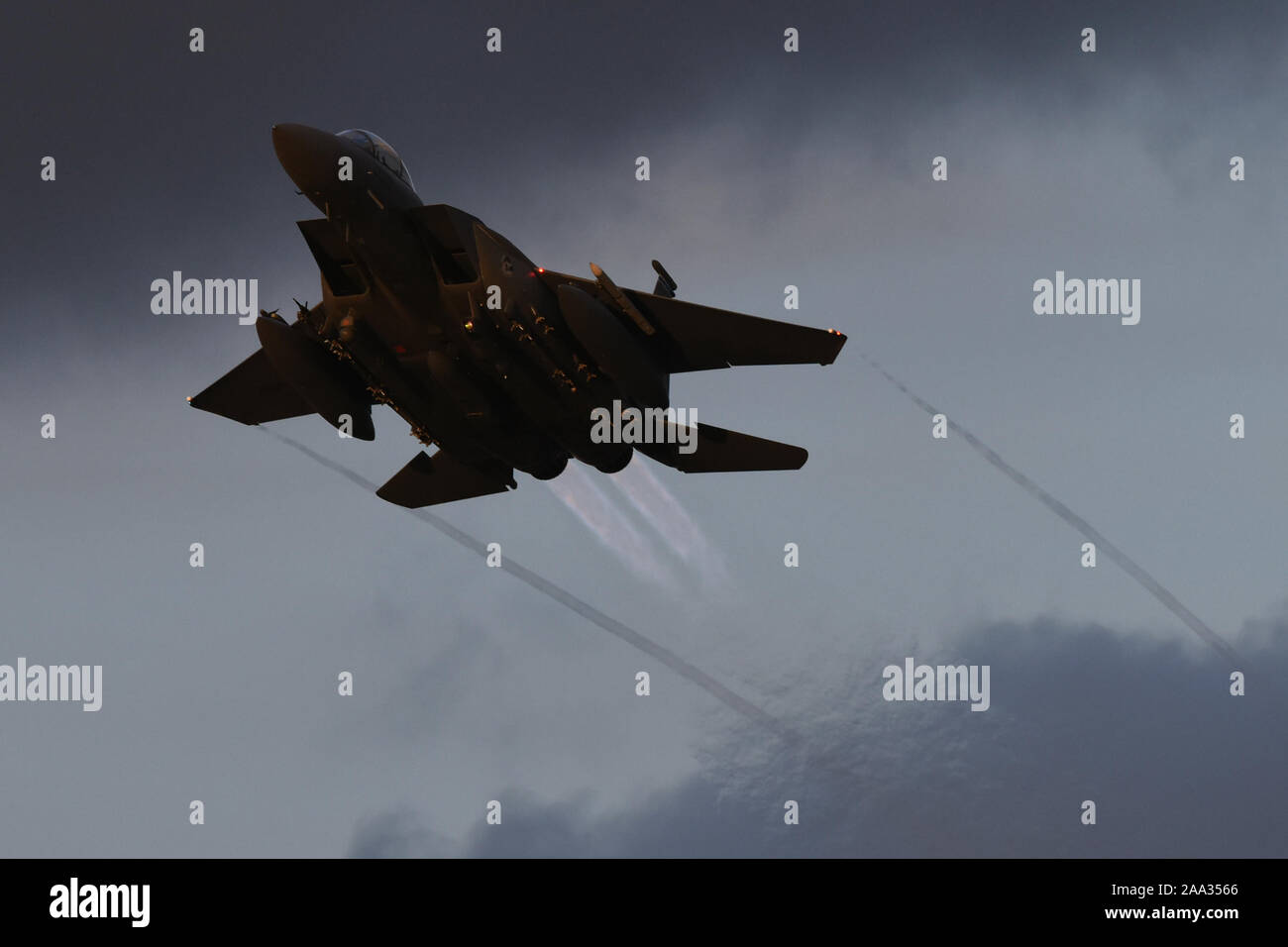 Eine F-15E Strike Eagle der 492Nd Fighter Squadron zugeordnet fliegt über Royal Air Force Lakenheath, England, November 14, 2019. Die 492Nd FS führt regelmäßige Schulungen für weltweit schnelle Bekämpfung airpower und Unterstützung bieten, wenn die United States Air Forces in Europa und Afrika aufgerufen. (U.S. Air Force Foto von Airman 1st Class Mikayla Whiteley) Stockfoto