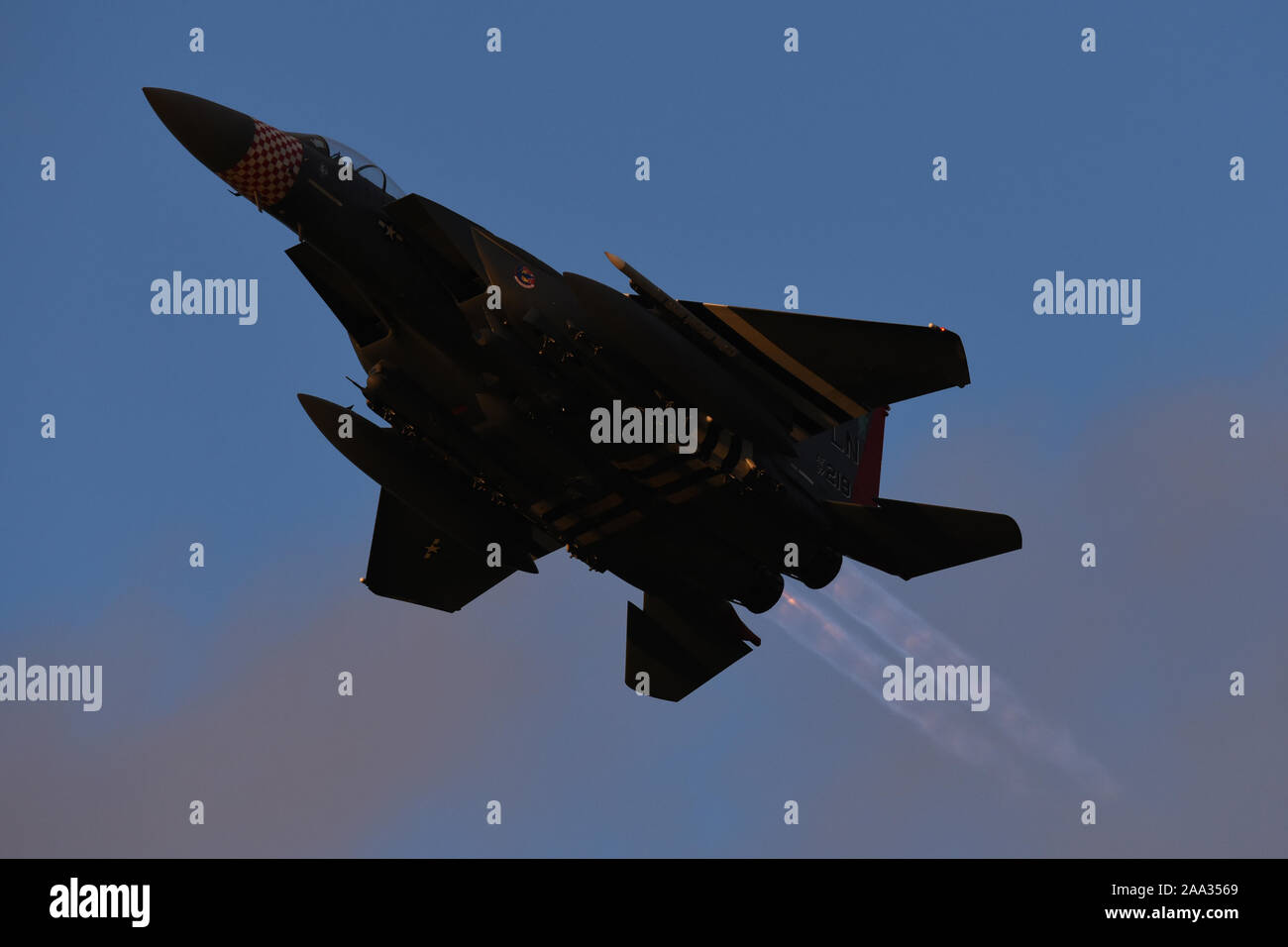 Eine F-15E Strike Eagle der 494th Fighter Squadron zugewiesen ist, sie an der Royal Air Force Lakenheath, England, November 14, 2019. Die 494Th FS führt regelmäßige Schulungen für weltweit schnelle Bekämpfung airpower und Unterstützung bieten, wenn die United States Air Forces in Europa und Afrika aufgerufen. (U.S. Air Force Foto von Airman 1st Class Mikayla Whiteley) Stockfoto
