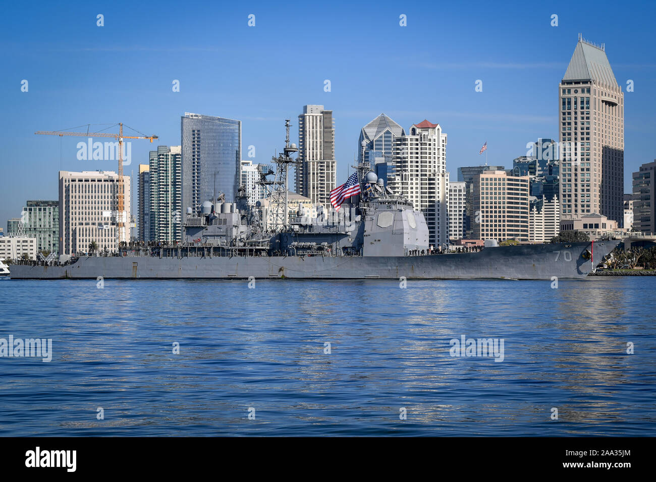 191118-N-SB 299-1119 SAN DIEGO (Nov. 18, 2019) Die Ticonderoga-Klasse Lenkwaffen-kreuzer USS Lake Erie (CG70) Transite San Diego Bay. Erie See zurück nach San Diego nach einer Bereitstellung in den USA 3 und 7 Flotte Bereiche für Maßnahmen zur Erhöhung der Sicherheit und Stabilität. (U.S. Marine Foto von Mass Communication Specialist 2. Klasse Alex Millar) Stockfoto