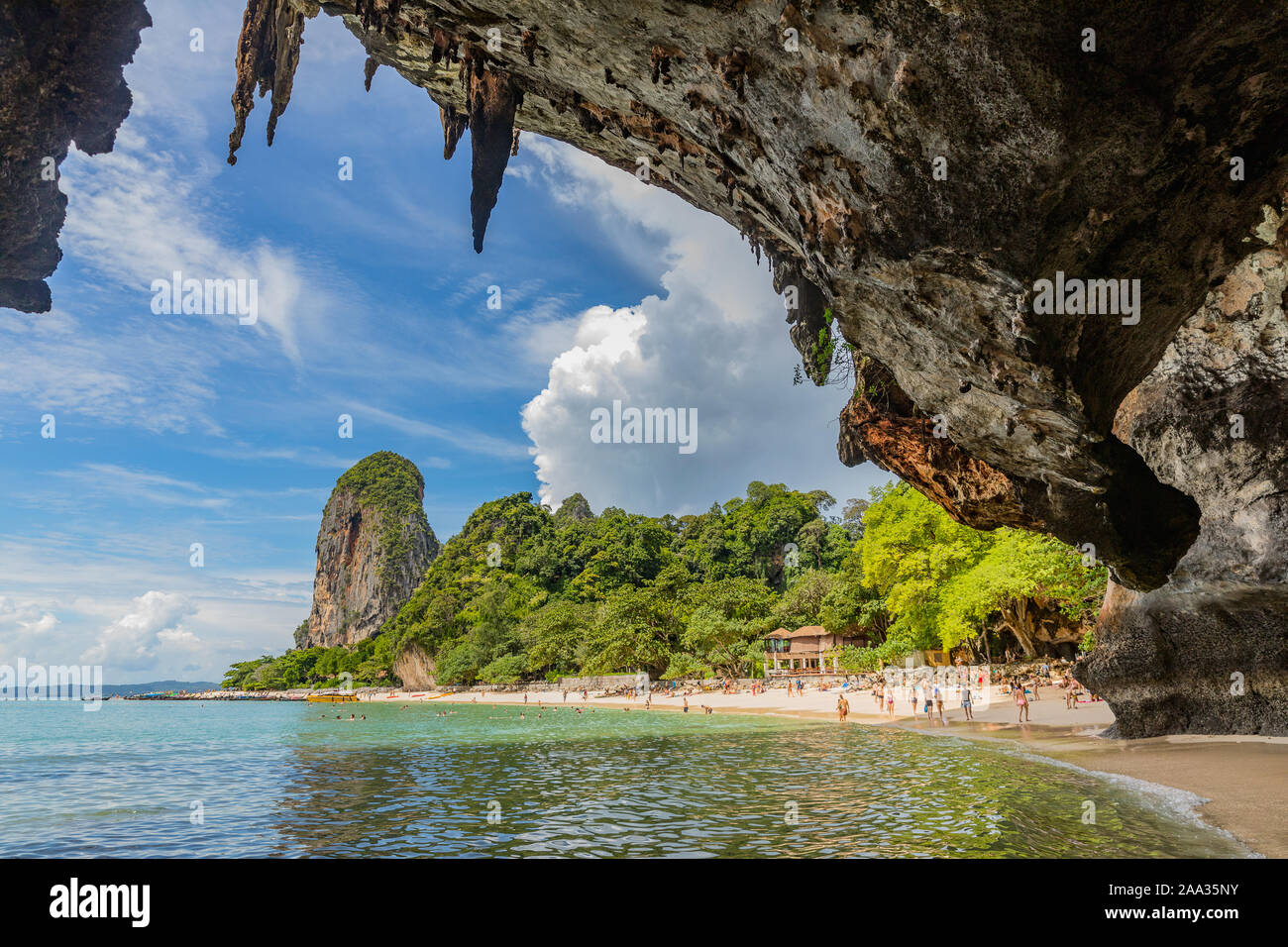 Anzeigen von amazing Phra Nang Höhle auf Phra Nang Beach, Krabi, Thailand Stockfoto