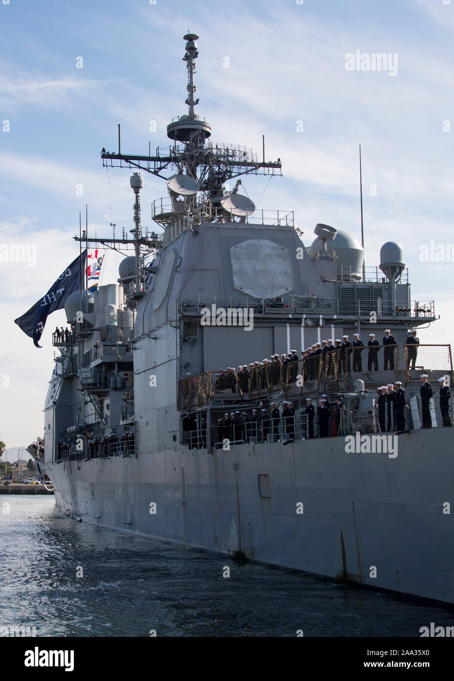 SAN DIEGO - (Nov. 18, 2019) Die Ticonderoga-Klasse Lenkwaffen-kreuzer USS Lake Erie (CG70) nähert sich einem Pier am Naval Base San Diego. Erie See zurück nach San Diego nach einer Bereitstellung in den USA 3 und 7 Flotte Bereiche für Maßnahmen zur Erhöhung der Sicherheit und Stabilität. (U.S. Marine Foto von Mass Communication Specialist 1. Klasse Woody S. Paschall) Stockfoto