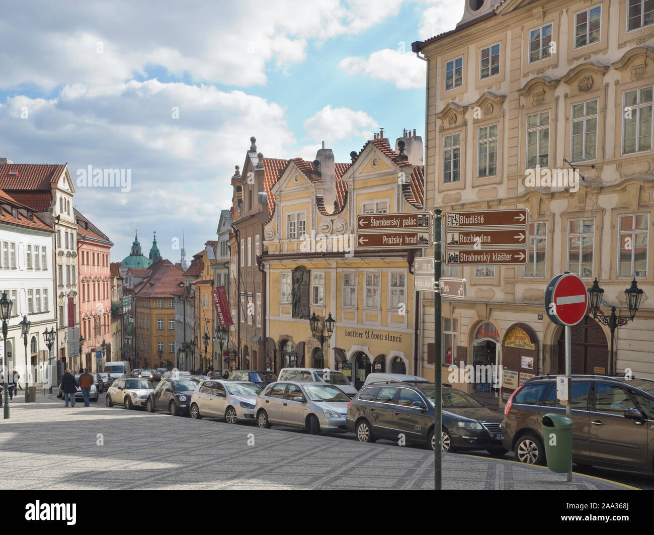 Nerudova Straße in Malá Strana Viertel in Prag in der Tschechischen Republik, ein Muss für Touristen, malerische alte Gebäude von geparkten Autos fehlerhaft Stockfoto