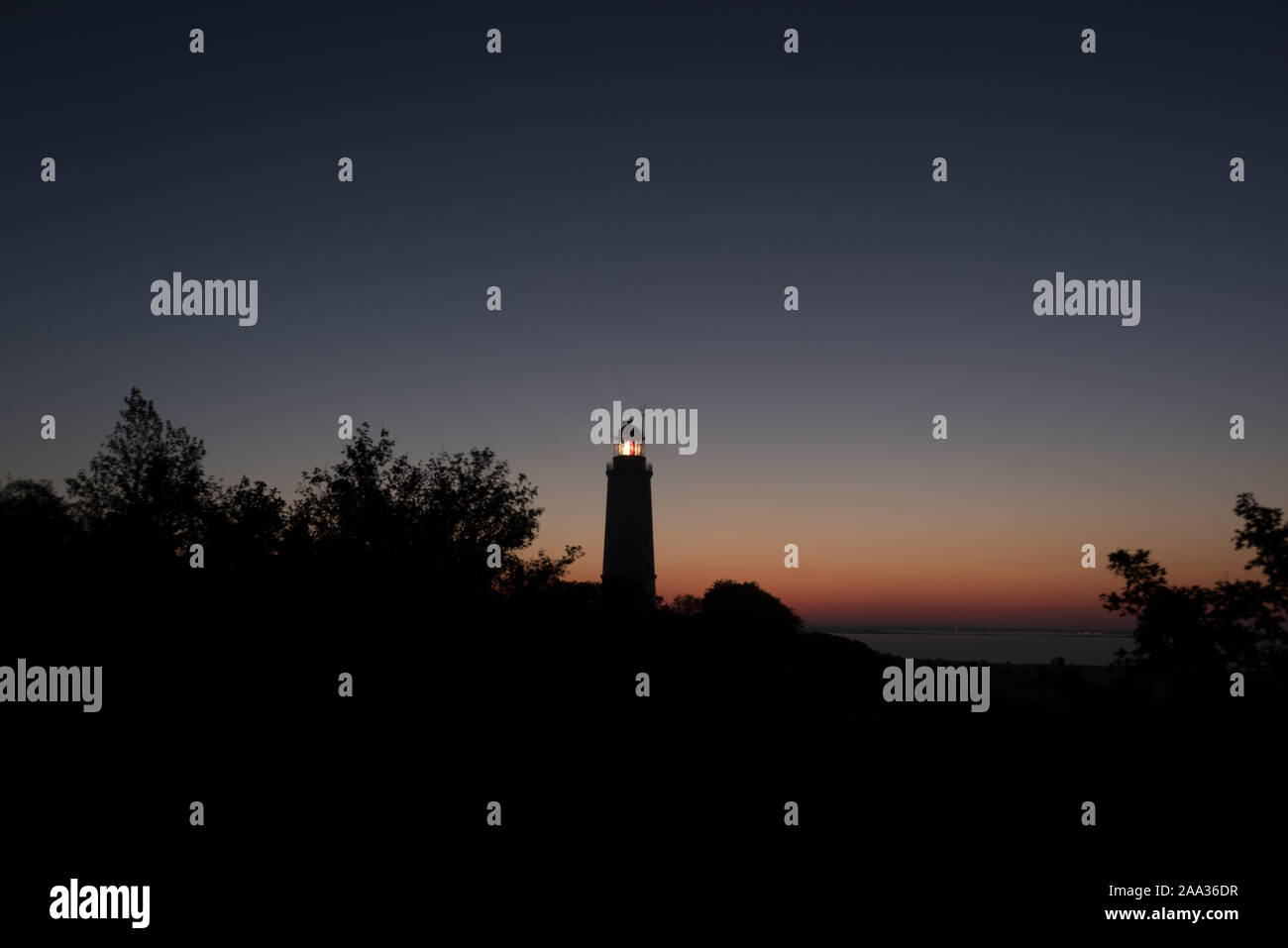 25. August 2019, Deutschland (Deutsch), Hiddensee: Sonnenaufgang am Leuchtturm Dornbusch auf der Ostsee Insel Hiddensee. Der Leuchtturm wurde in 1887/1888 gebaut. Foto: Stephan Schulz/dpa-Zentralbild/ZB Stockfoto