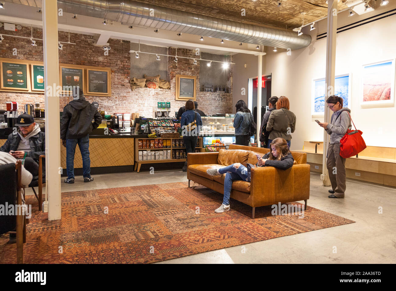 Starbucks Coffee Store, 26 Street, Chelsea, New York, Vereinigte Staaten von Amerika. Stockfoto