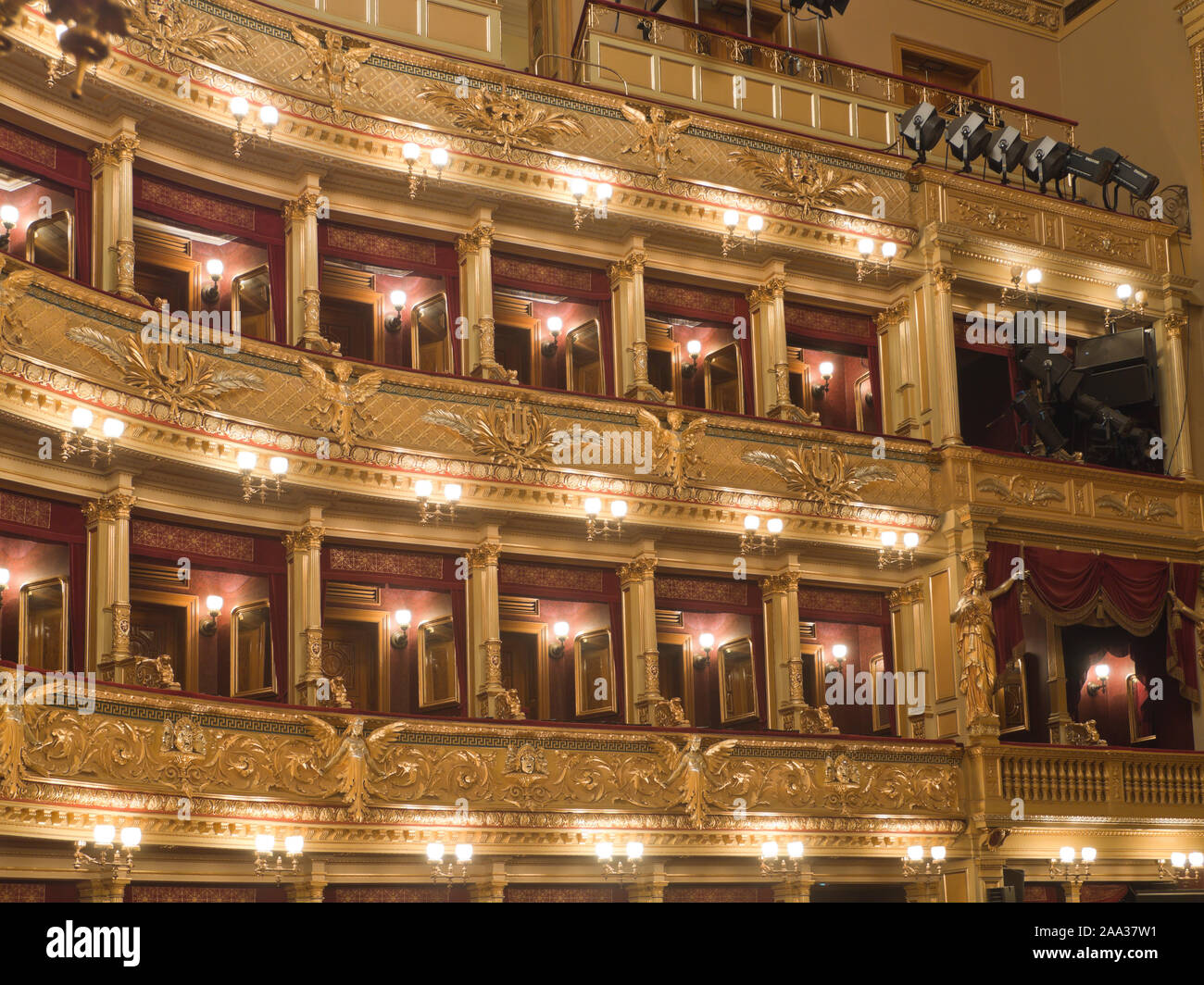 Interieur mit Gold, Beleuchtung und Dekoration in den Ställen Balkonen der Nationaltheater Národní divadlo, in der Hauptstadt Prag, Tschechische Republik Stockfoto