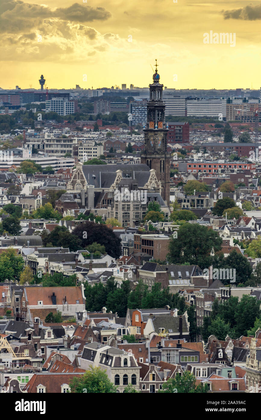 Amsterdam-Centrum Luftbild Westertoren Stadtzentrum, Gelb sonnig und bewölkter Himmel Stockfoto