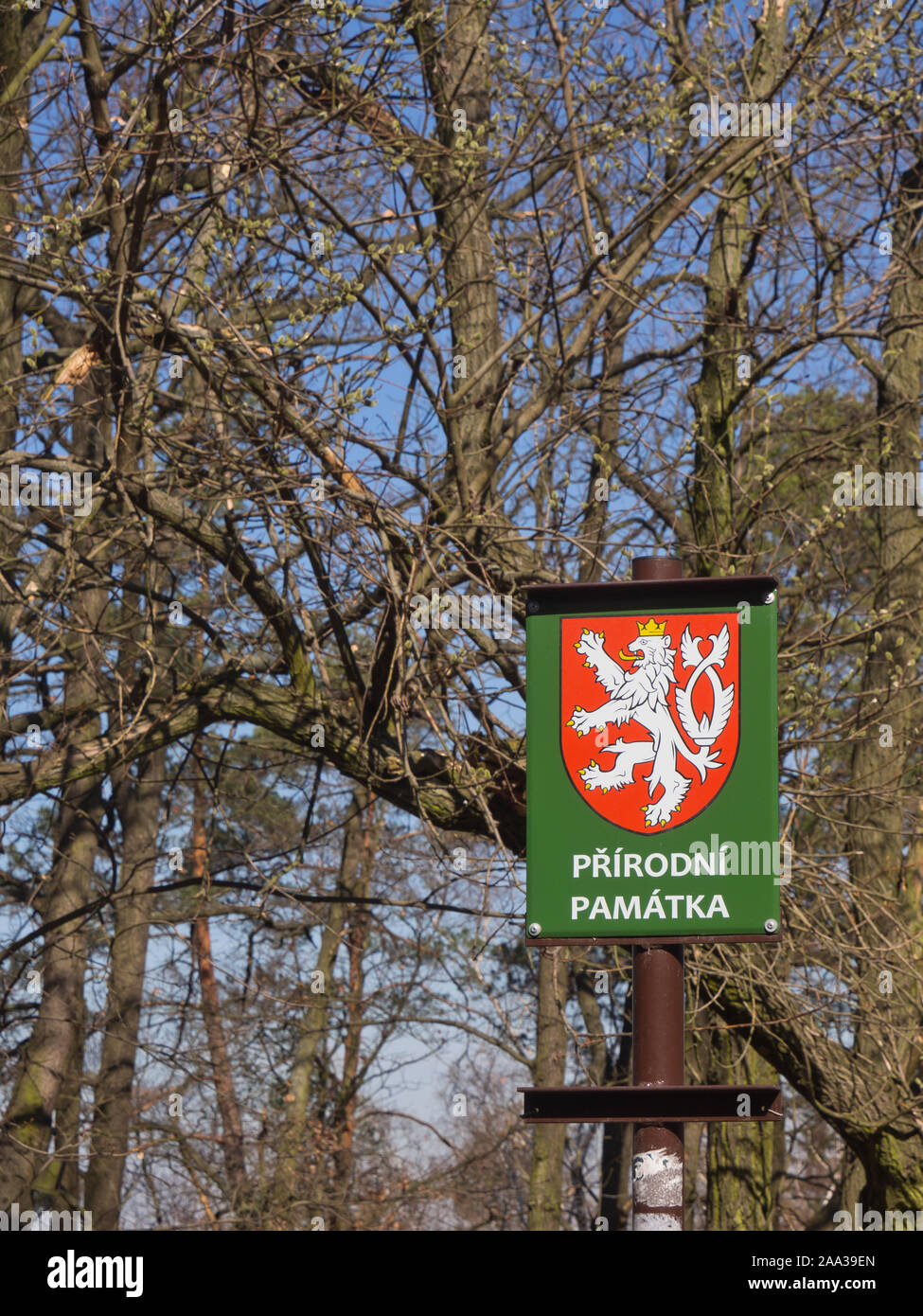 Prirodní památka, amtliche Zeichen in Czechi, d. h. ein Naturdenkmal, hier in der Ďáblický háj Wald in Prag Tschechische Republik platziert Stockfoto