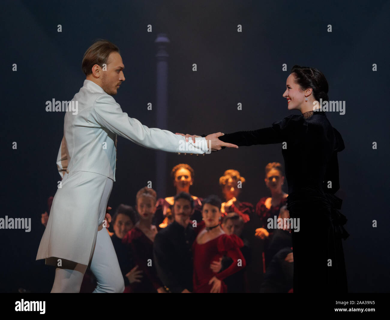 Anna Karenina Ballett. Drama Schauspieler sind das Tanzen in den Spielen "Anna Karenina". Das Publikum reagierte nicht auf das Format, sondern auf einen hohen Standard der Kunst, die Bildsprache der geschäftsleitenden Entscheidungen, die herrliche Spiel der Vakhtangov Akteure in einem Kunststoff spielen ohne Worte. Der berühmte Künstler Evgeny Knyazev erschien in der Rolle der Anna Karenina, Lerman, vielleicht die einzige Schauspielerin im Spiel, wer hat eine choreografische Schule hinter ihr, perfekt durchgeführt Anna. Editorial. Stockfoto