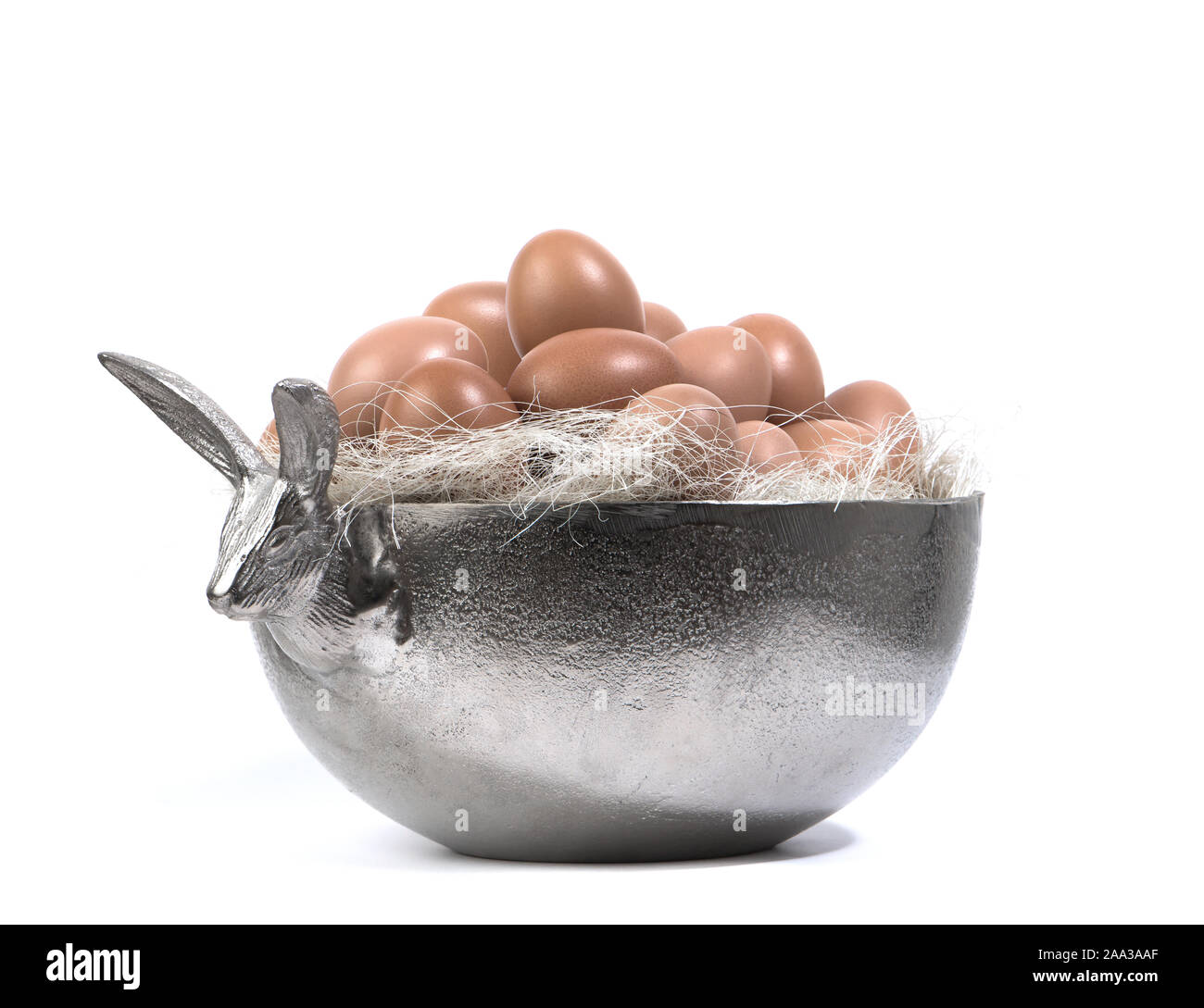 Ostern, Eier in einem silbernen Korb, Kaninchen, Hase, weiß isoliert Hintergrund, Osterdekoration, Luxus Stockfoto