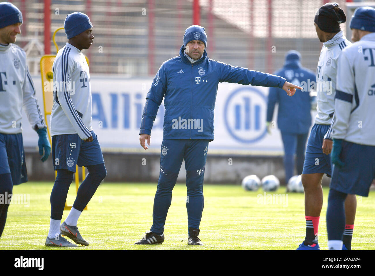 München, Deutschland. Nov, 2019 19. Hans Dieter Flick (Hansi, Trainer Fc Bayern München). Geste, gibt Anweisungen FC Bayern München Training auf dem Saebener Straße. Fußball 1.Bundesliga, Saison 2019/2020, 19.11.2019 | Verwendung der weltweiten Kredit: dpa Picture alliance/Alamy leben Nachrichten Stockfoto
