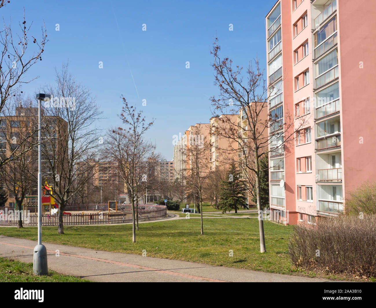 Apartment Blocks und Spielplatz in der Nähe der Velká skála in den Vororten von Prag in der Tschechischen Republik Stockfoto