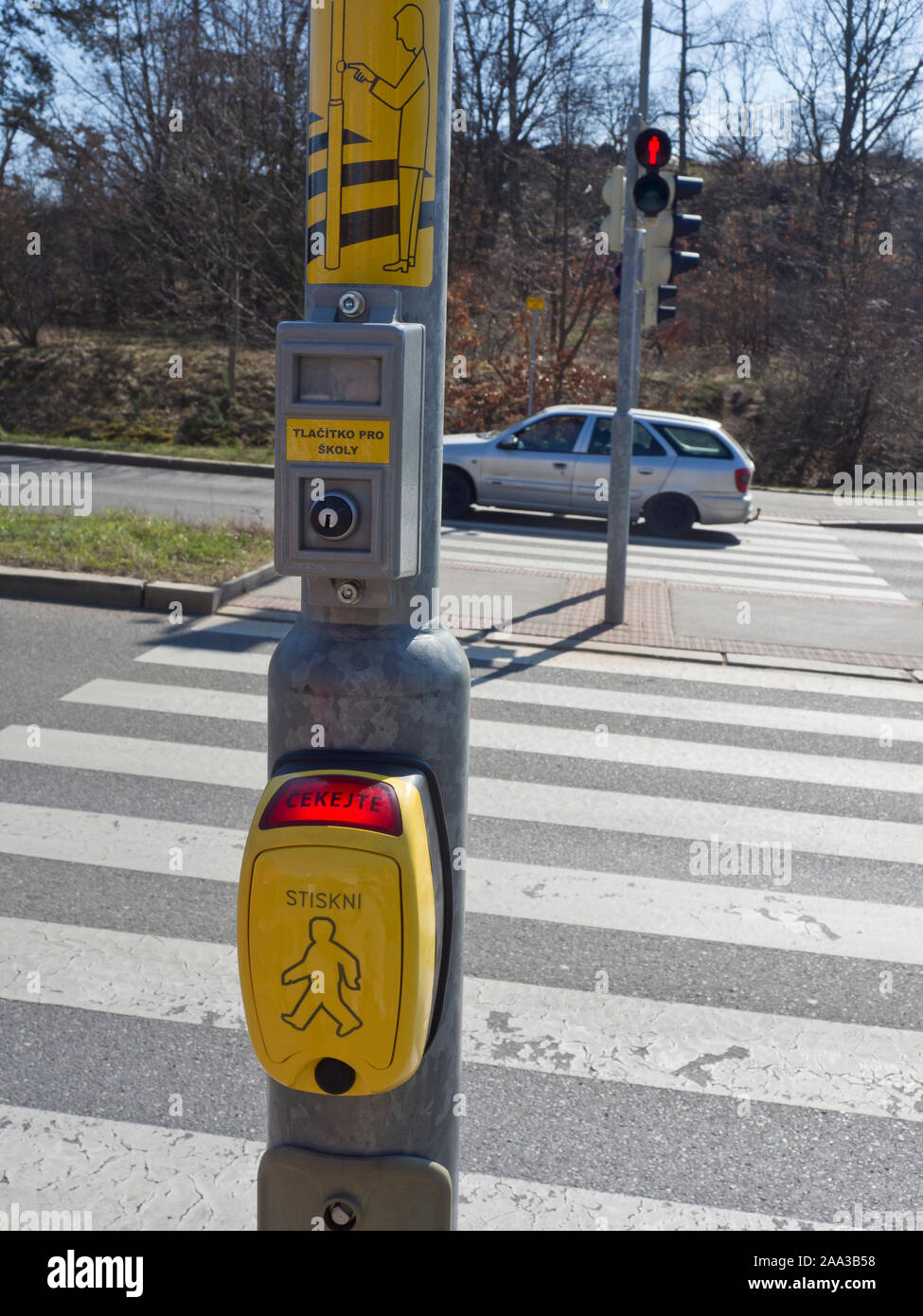 Fußgängerüberweg mit Signalen und die Schaltfläche stoppen an einer vierspurigen Straße in der Nähe der Velká skála in Prag in der Tschechischen Republik Stockfoto