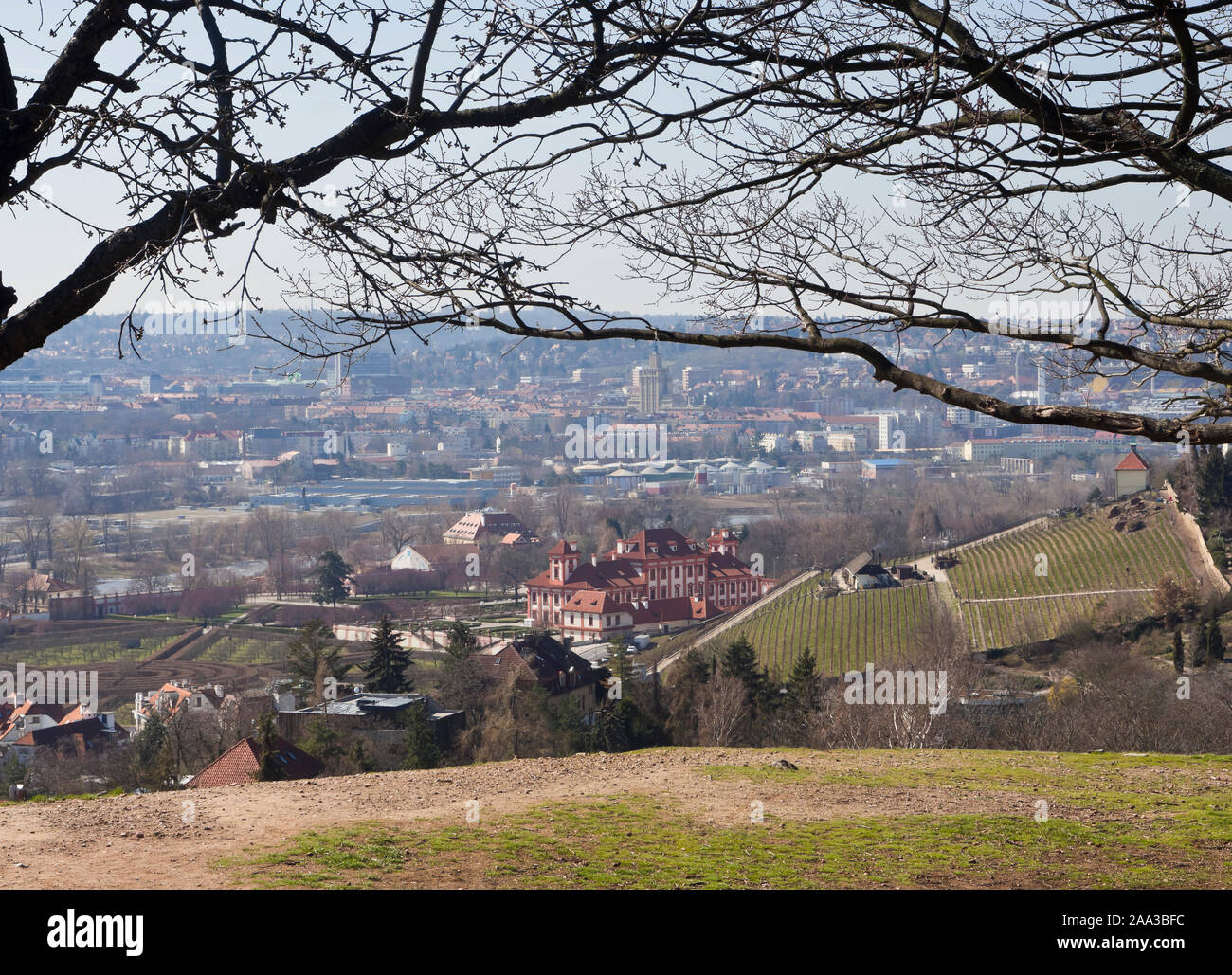 Panorama Blick von der Velká skála gegenüber dem barocken Schloss Troja in Prag in der Tschechischen Republik Stockfoto
