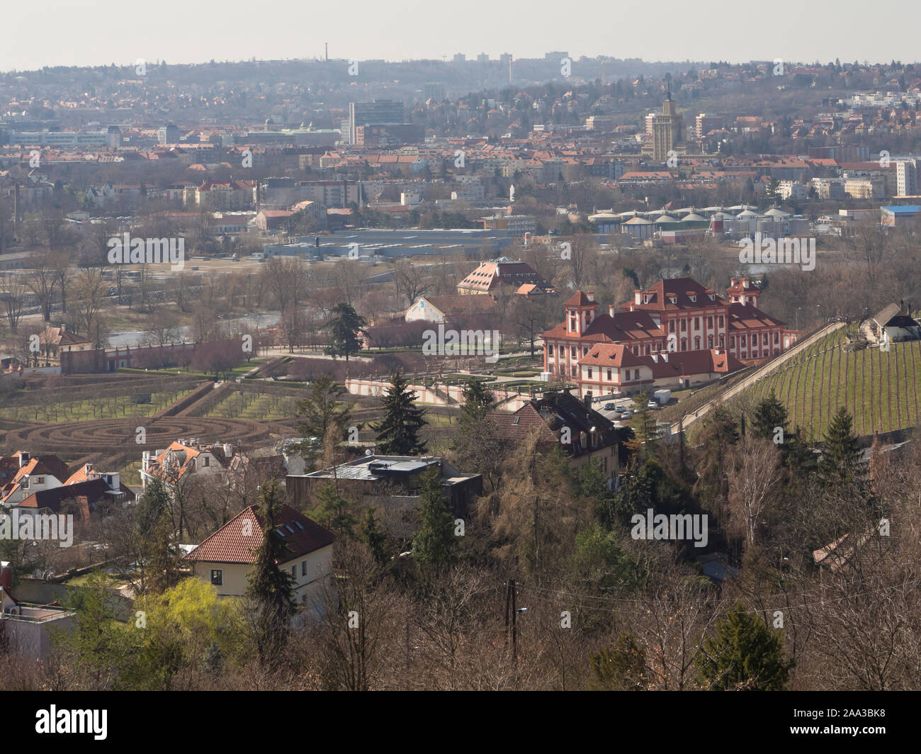 Panorama Blick von der Velká skála gegenüber dem barocken Schloss Troja in Prag in der Tschechischen Republik Stockfoto