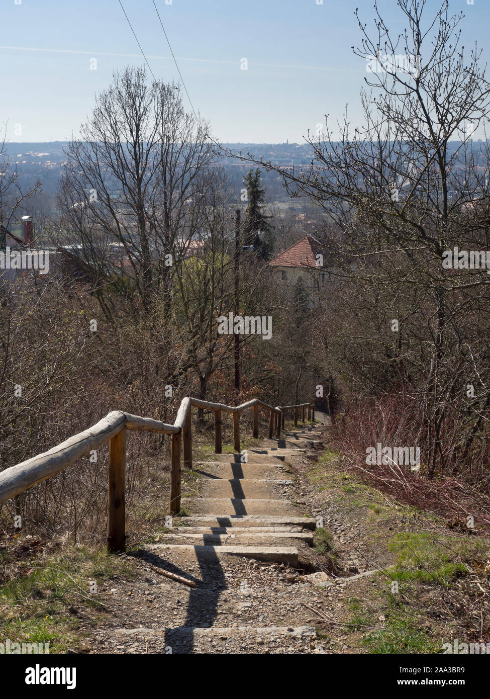 Fußweg mit einer Treppe, die von der Velká nach unten in Richtung Troja Palace in einem Vorort skála in Prag in der Tschechischen Republik Stockfoto