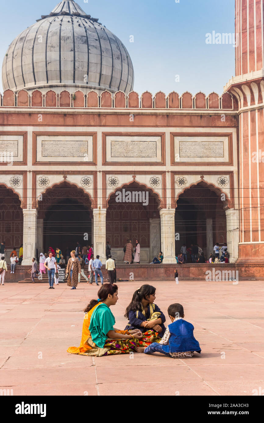 Bunte Menschen auf dem Platz des Jama Masjid in Neu Delhi, Indien sitzen Stockfoto