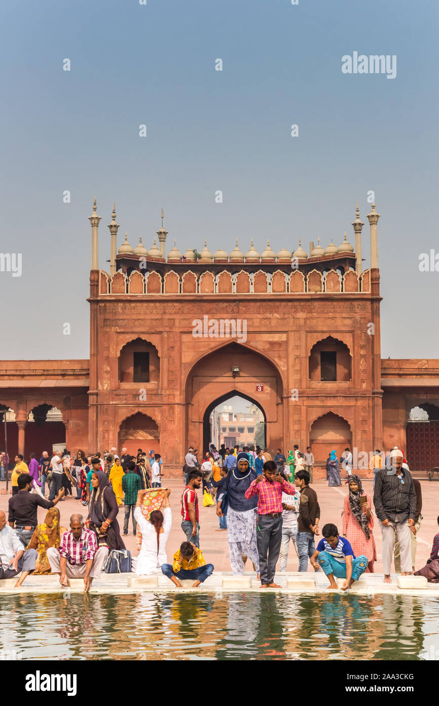 Menschen am Teich der Jama Masjid Moschee in Neu Delhi, Indien Stockfoto