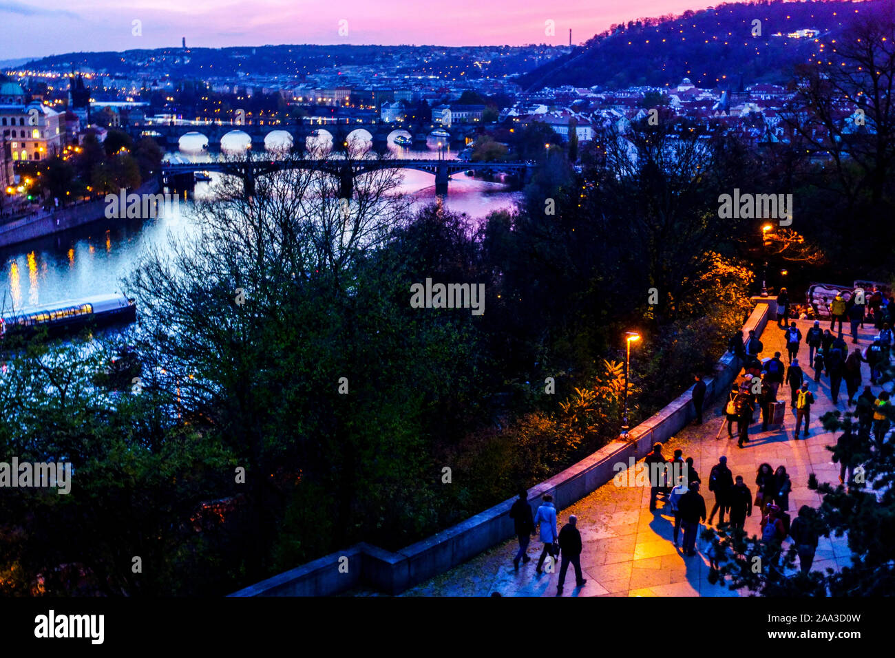 Blick auf die Moldau mit Prager Brücken in der untergehenden Moldau in Prag Blue Hour Stockfoto
