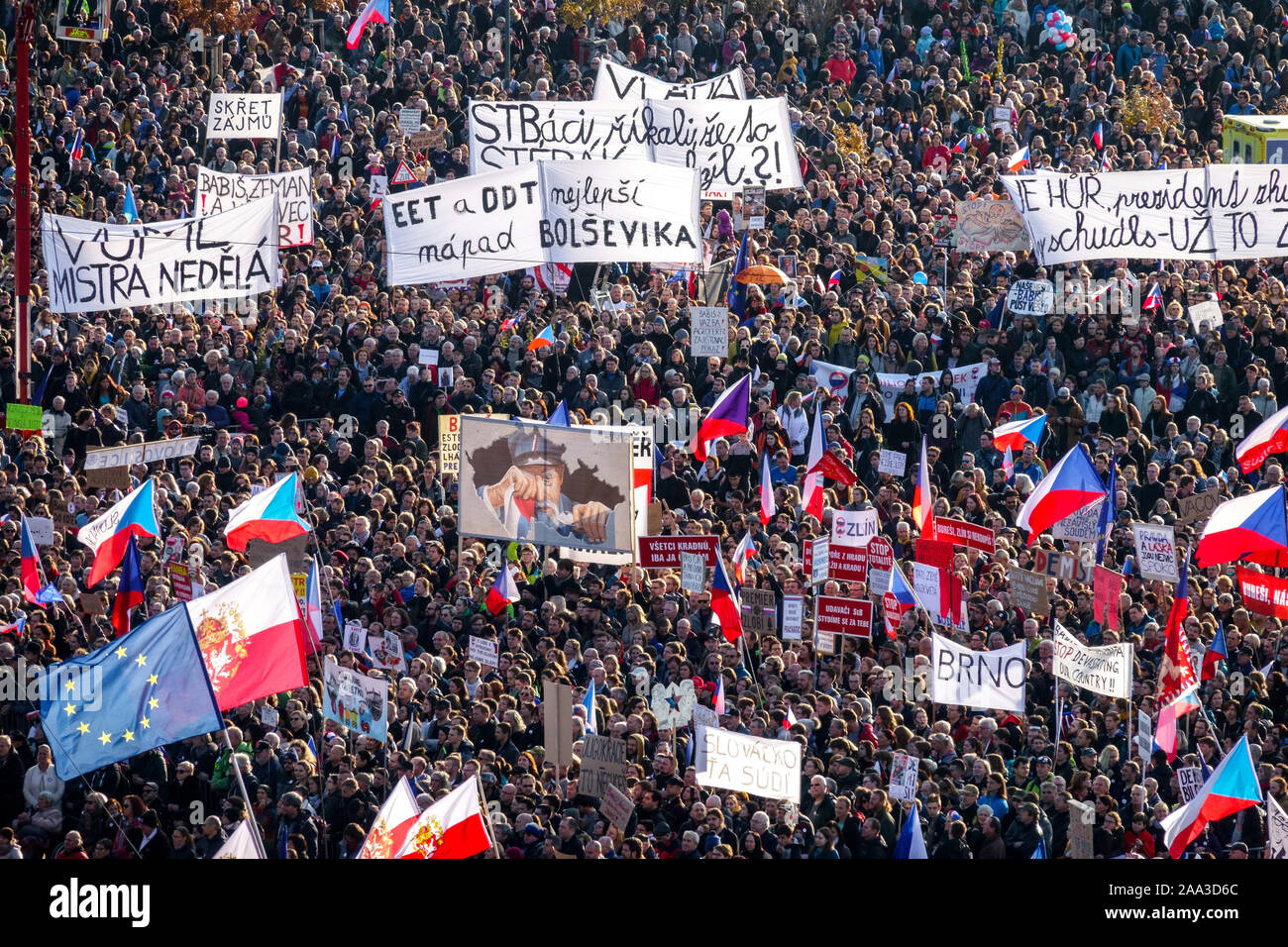 Massendemonstration, Menschen, Transparente, Letna Prag Protest gegen Premierminister Babis Tschechische Republik Stockfoto