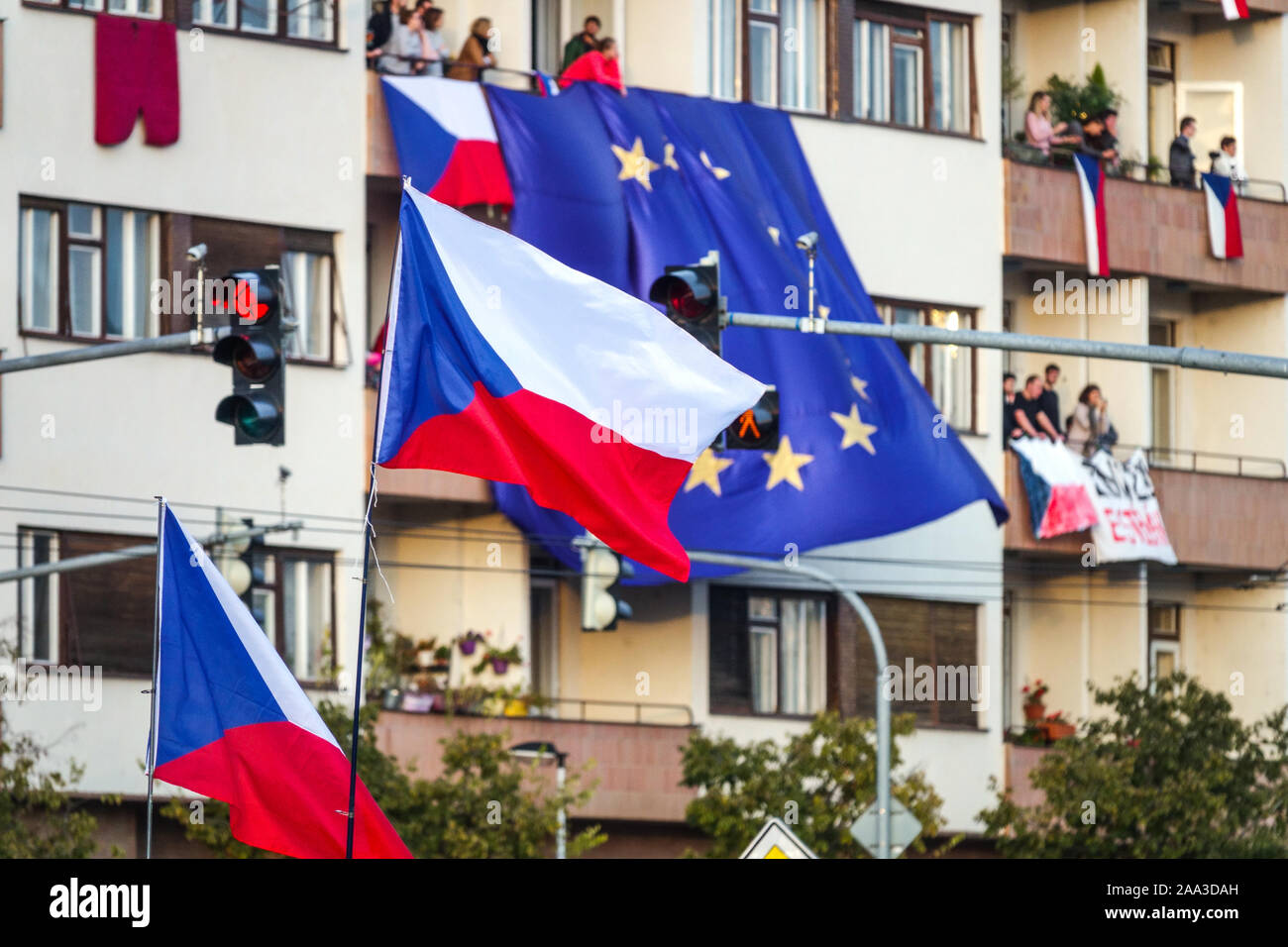 Tschechische Flaggen und große Fahne der Europäischen Union protest Letna Prag Tschechische Republik Stockfoto