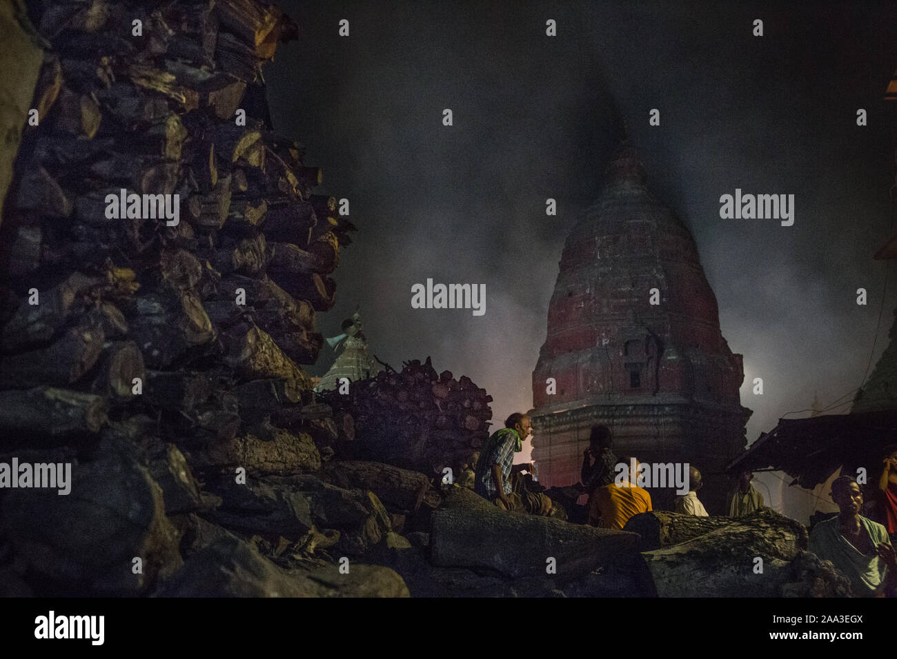 Varanasi, Nacht Ghat, Rauch brennen, MANIKARNIKA GHAT Stockfoto